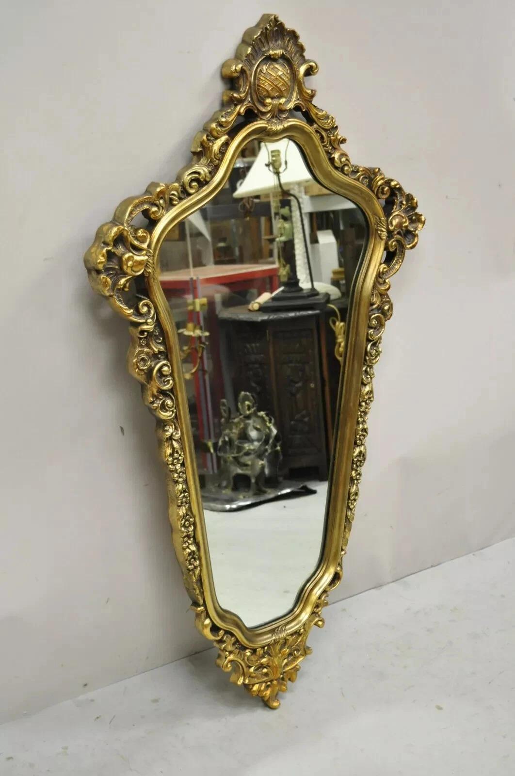 Miroir mural de style baroque rococo français avec cadre doré orné en vente 2