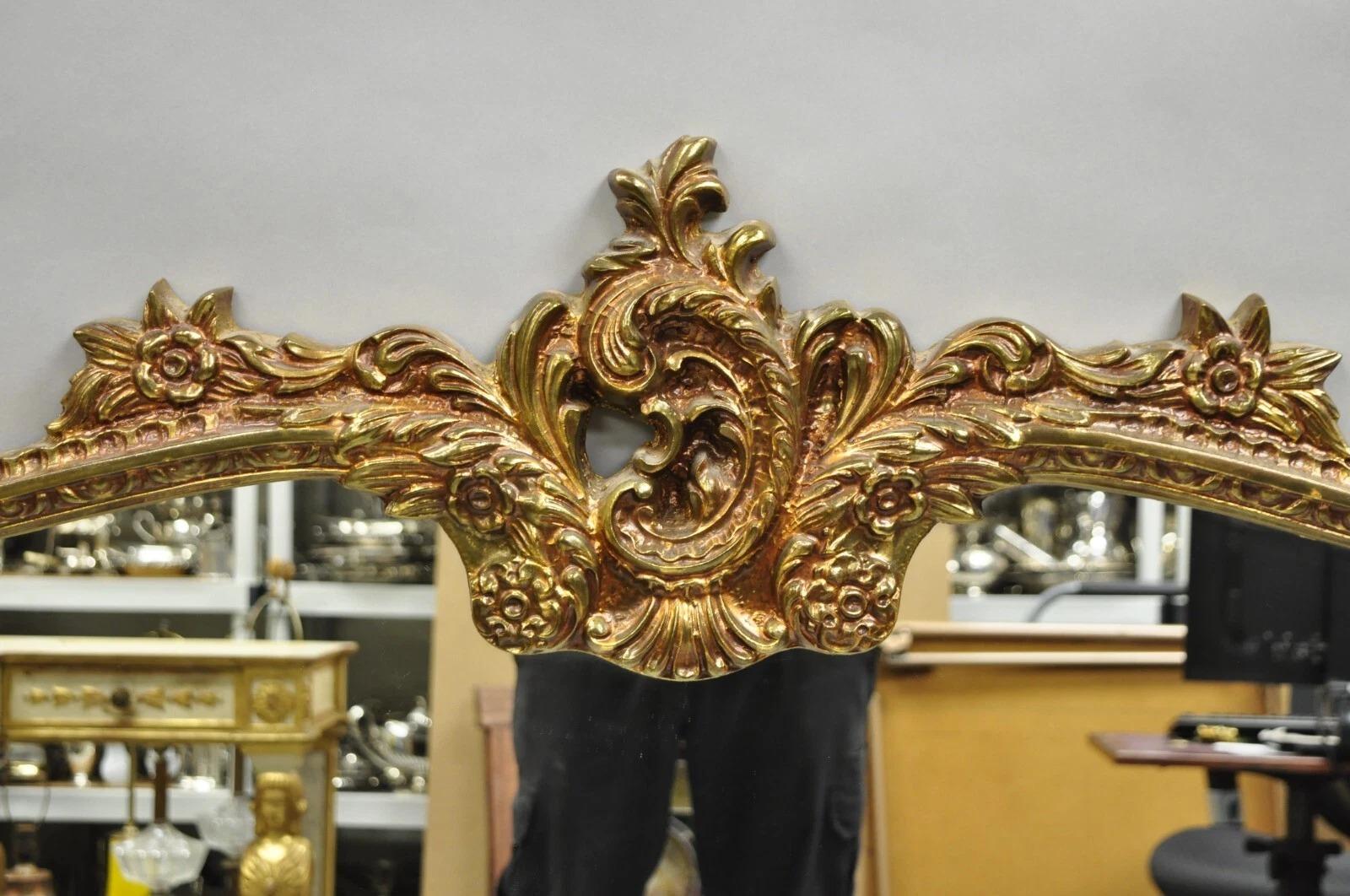 Vintage French Rococo Large Gold Wall Mirror with Bisque Figural Lovers Plaques (Unbekannt) im Angebot