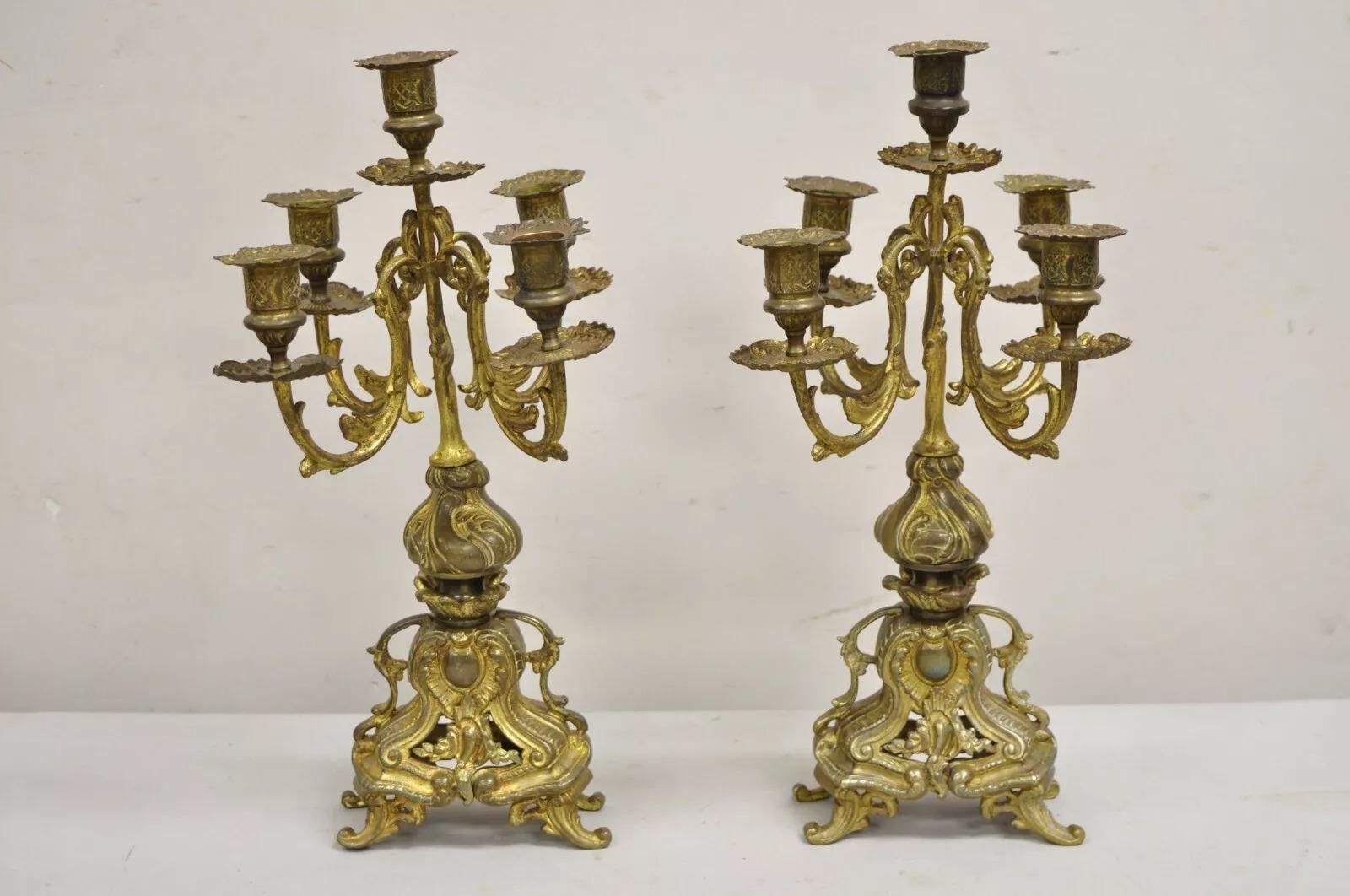 French Rococo d'epoca in stile Luigi XV: piccoli candelabri in ottone ornati - una coppia in vendita 4