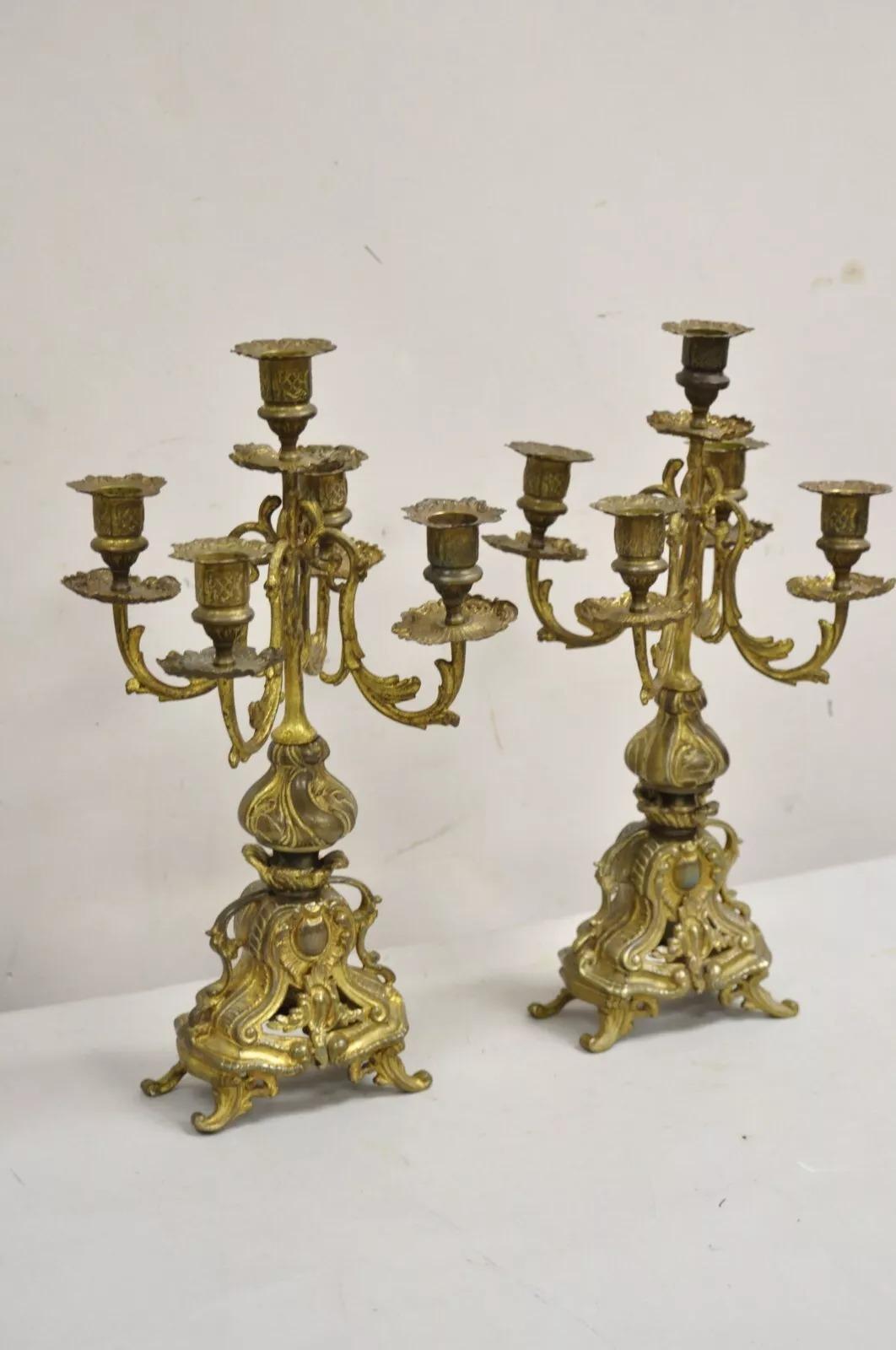 French Rococo d'epoca in stile Luigi XV: piccoli candelabri in ottone ornati - una coppia in vendita 5
