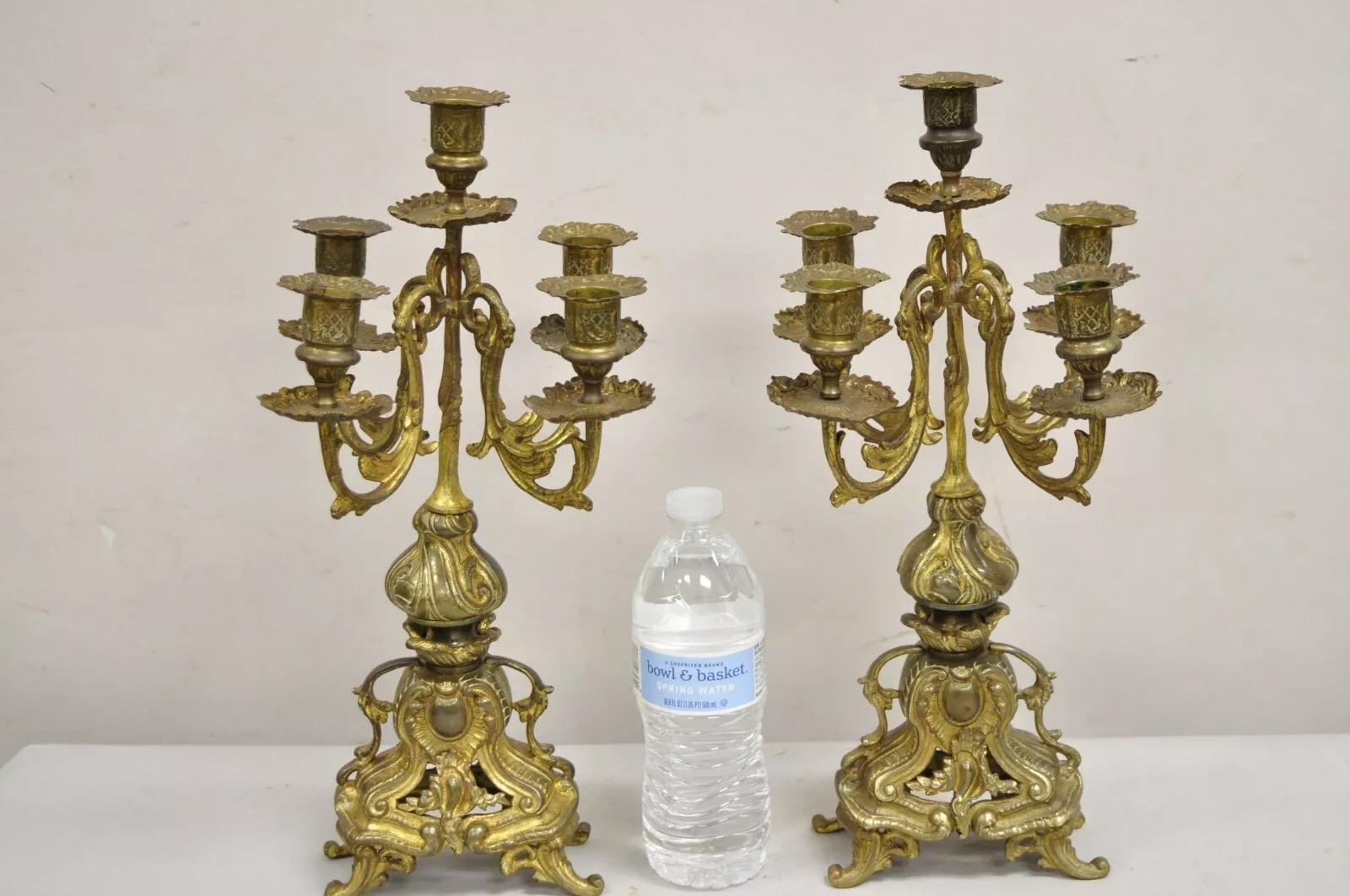 Vintage French Rococo Louis XV Style Piccoli candelabri in ottone ornati con 5 portacandele ciascuno (coppia). Circa metà del XX secolo. Misure: 16