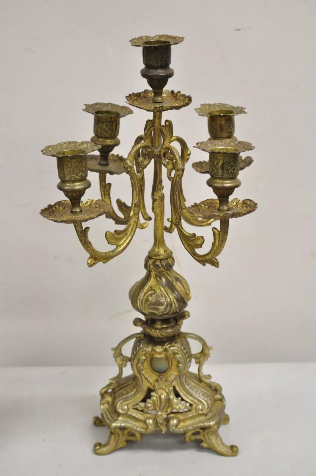 Sconosciuto French Rococo d'epoca in stile Luigi XV: piccoli candelabri in ottone ornati - una coppia in vendita