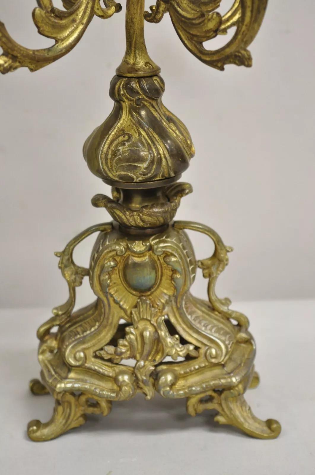 French Rococo d'epoca in stile Luigi XV: piccoli candelabri in ottone ornati - una coppia In condizioni buone in vendita a Philadelphia, PA