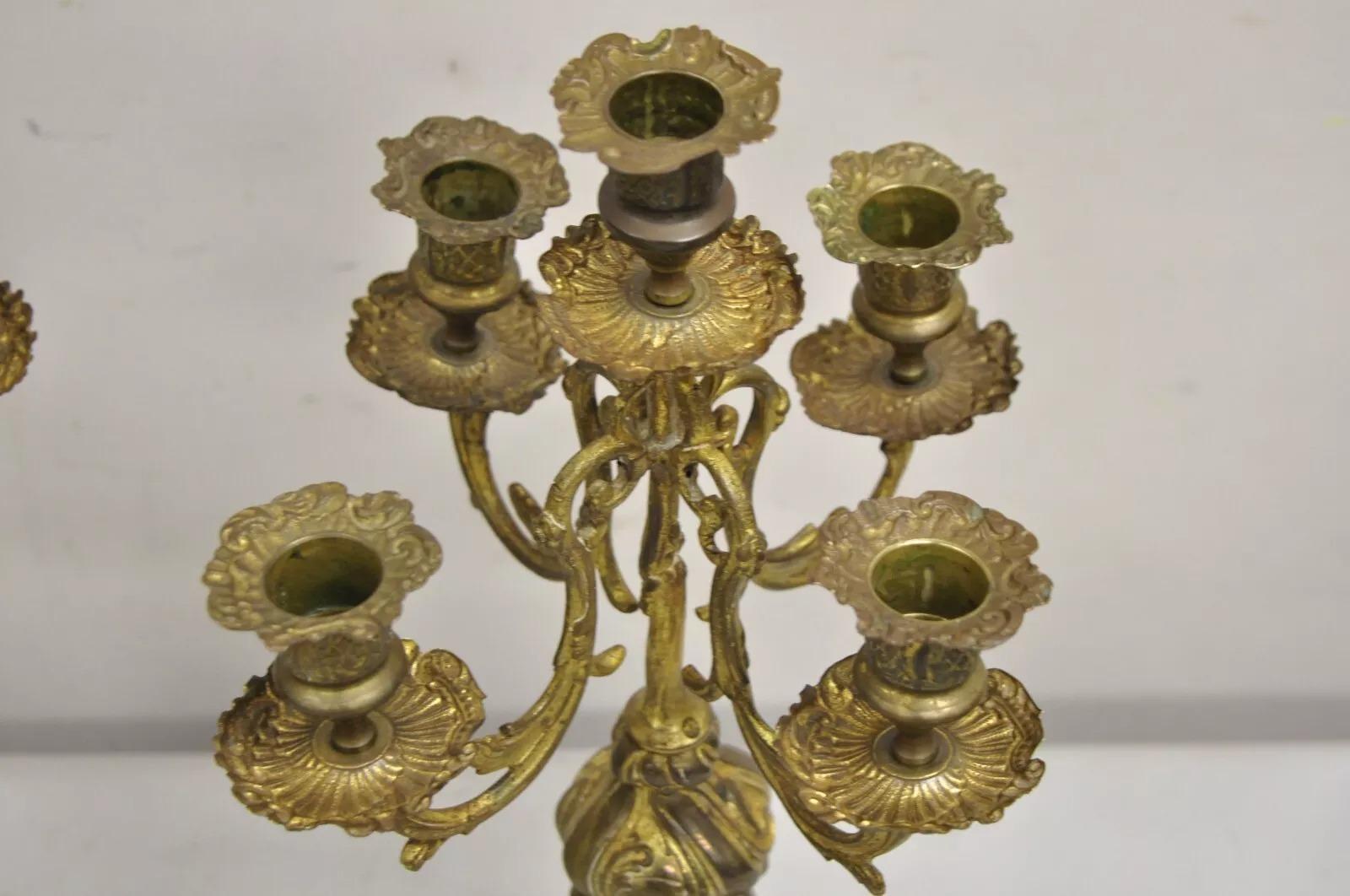 XX secolo French Rococo d'epoca in stile Luigi XV: piccoli candelabri in ottone ornati - una coppia in vendita
