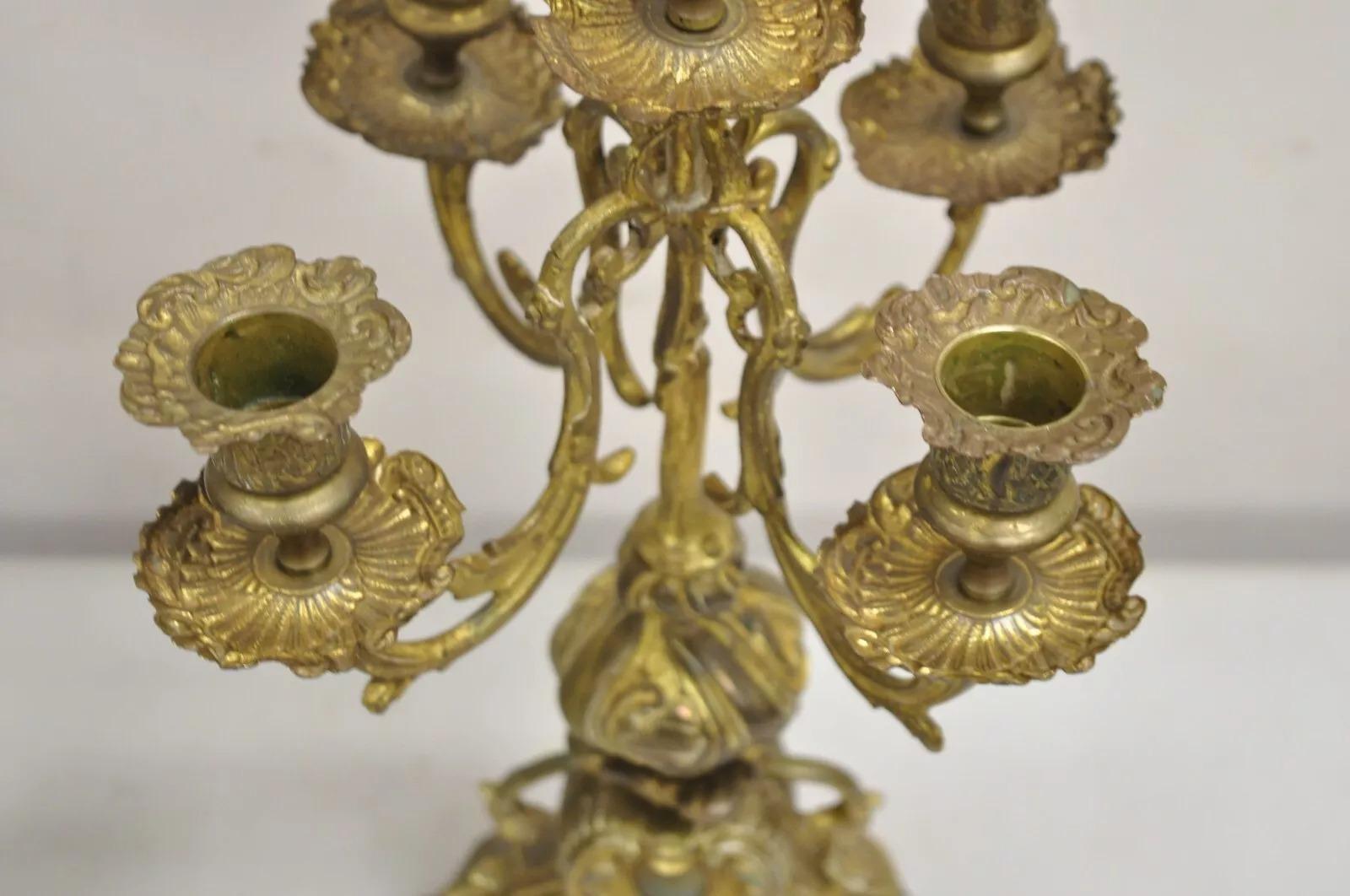 Ottone French Rococo d'epoca in stile Luigi XV: piccoli candelabri in ottone ornati - una coppia in vendita