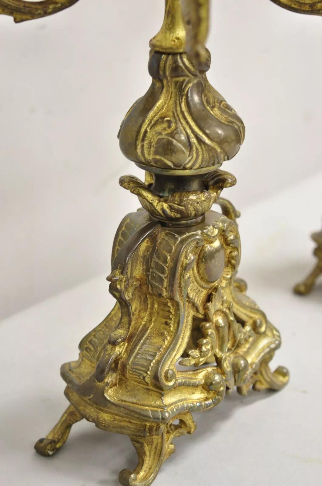 French Rococo d'epoca in stile Luigi XV: piccoli candelabri in ottone ornati - una coppia in vendita 1