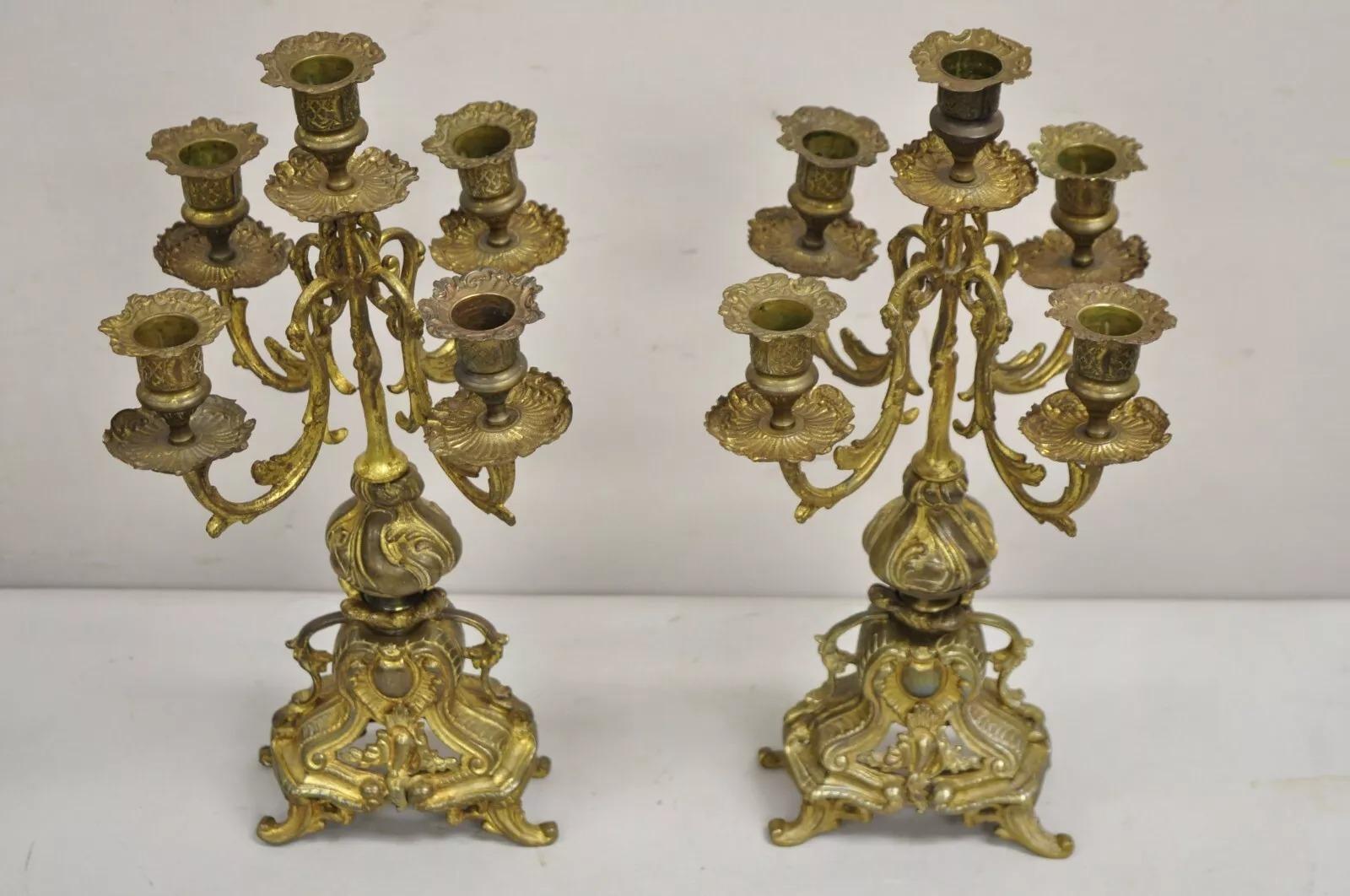 French Rococo d'epoca in stile Luigi XV: piccoli candelabri in ottone ornati - una coppia in vendita 2