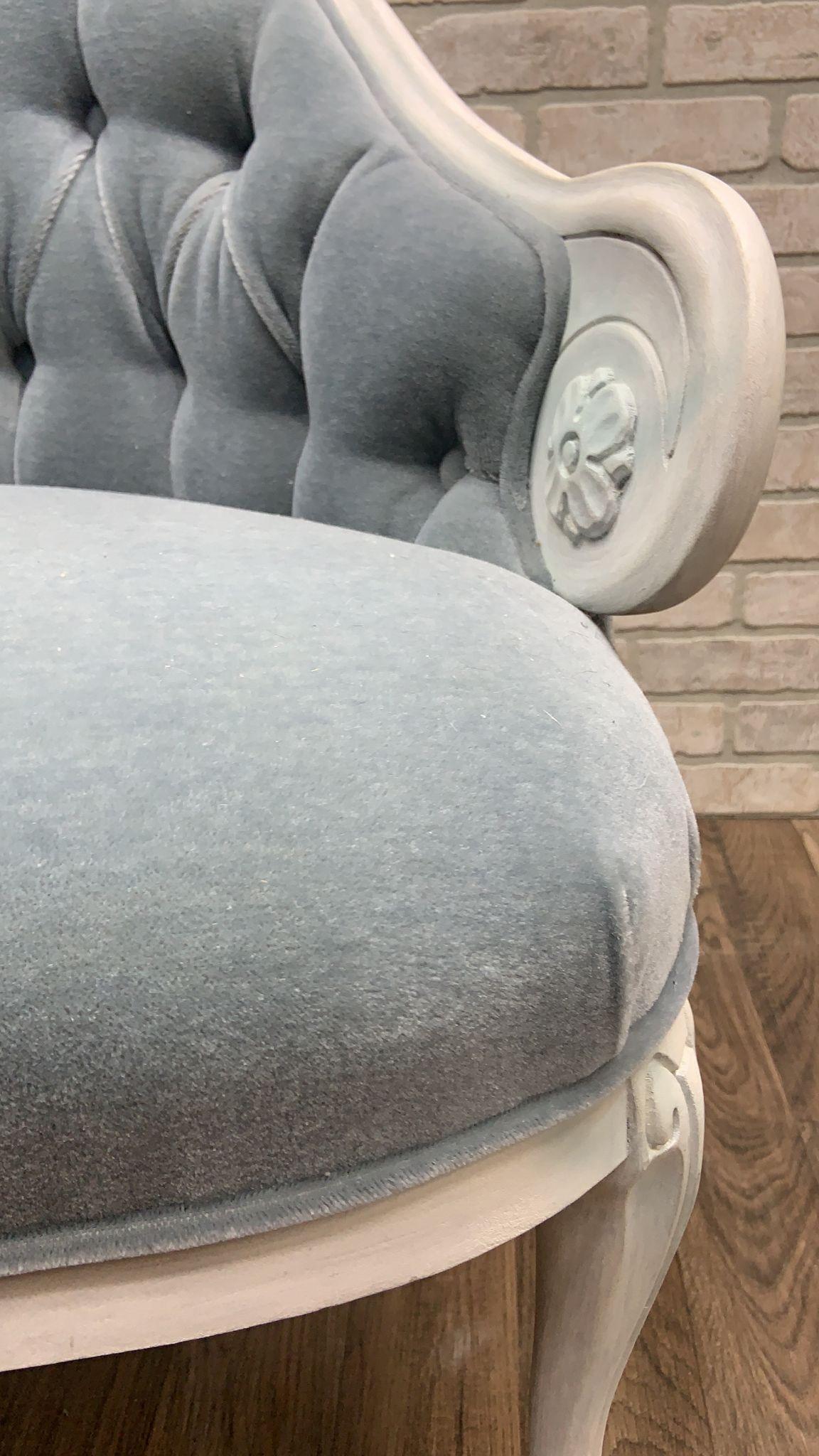 Paire de chaises asymétriques de style rococo français de cheminée en mohair bleu glace en vente 4