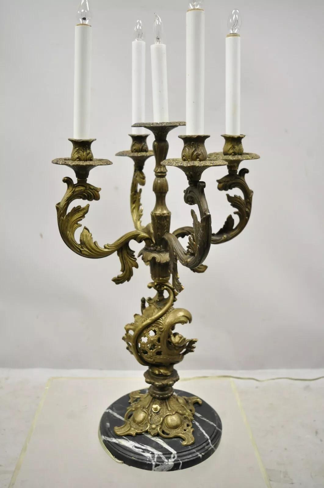 Lámpara de mesa vintage de estilo French Rococo con querubín figurado de latón y mármol en venta 3