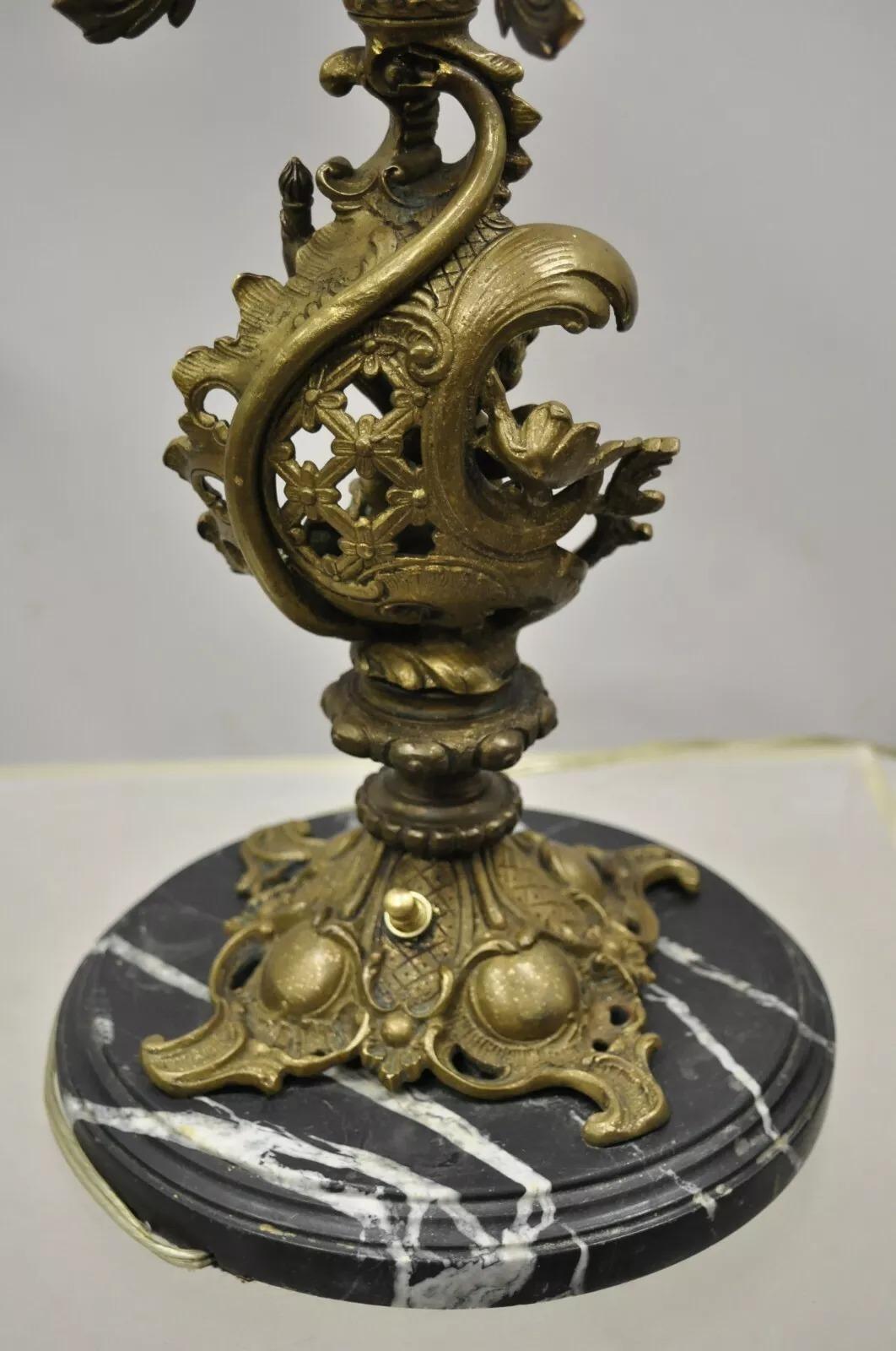 Lámpara de mesa vintage de estilo French Rococo con querubín figurado de latón y mármol en venta 4