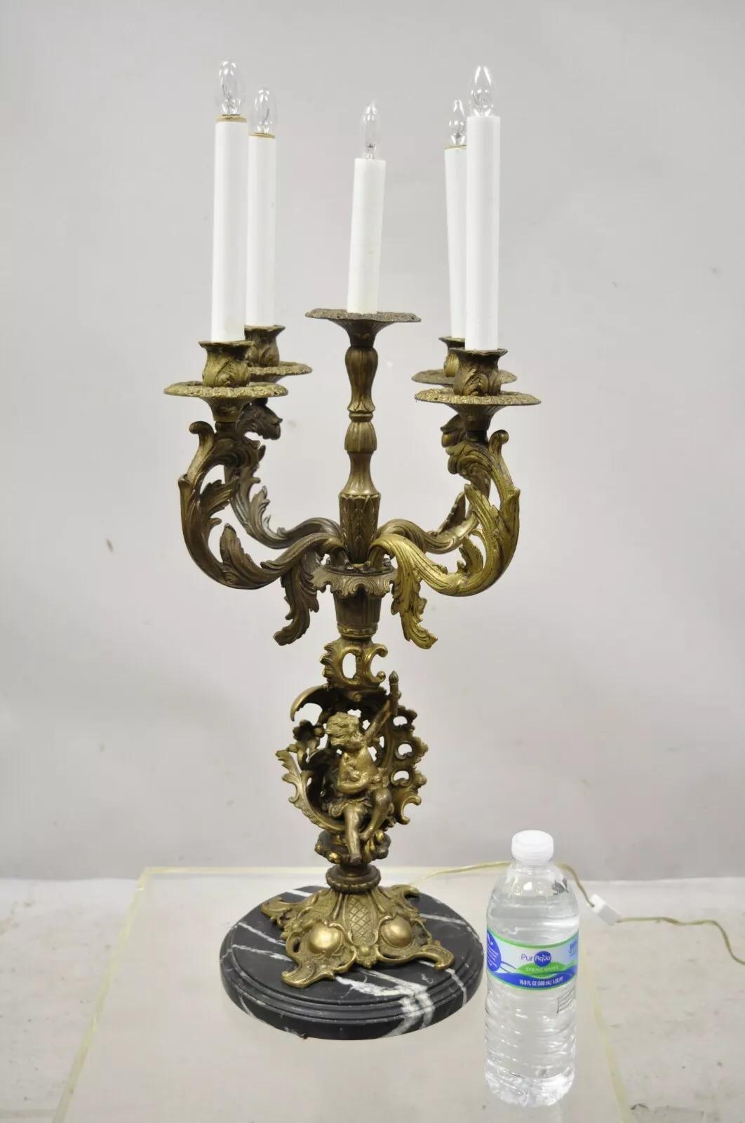 Lámpara de mesa vintage de estilo French Rococo con querubín figurado de latón y mármol. Mediados del siglo XX. Medidas: 27