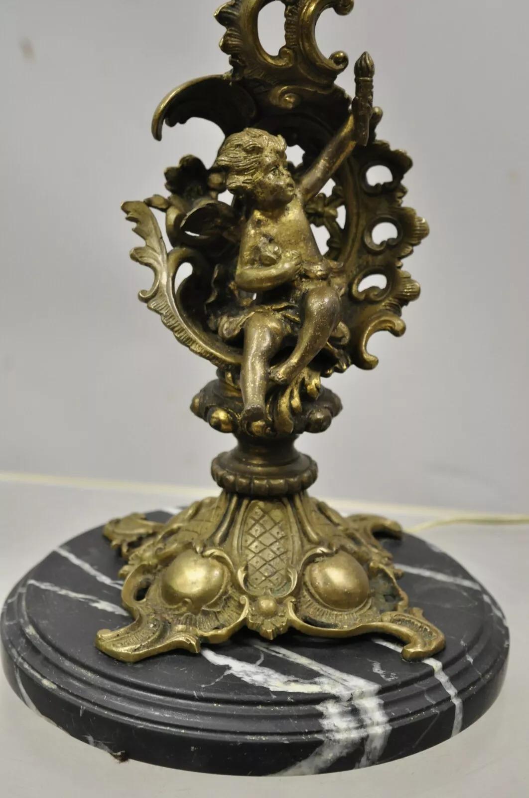 Lámpara de mesa vintage de estilo French Rococo con querubín figurado de latón y mármol Rococó en venta
