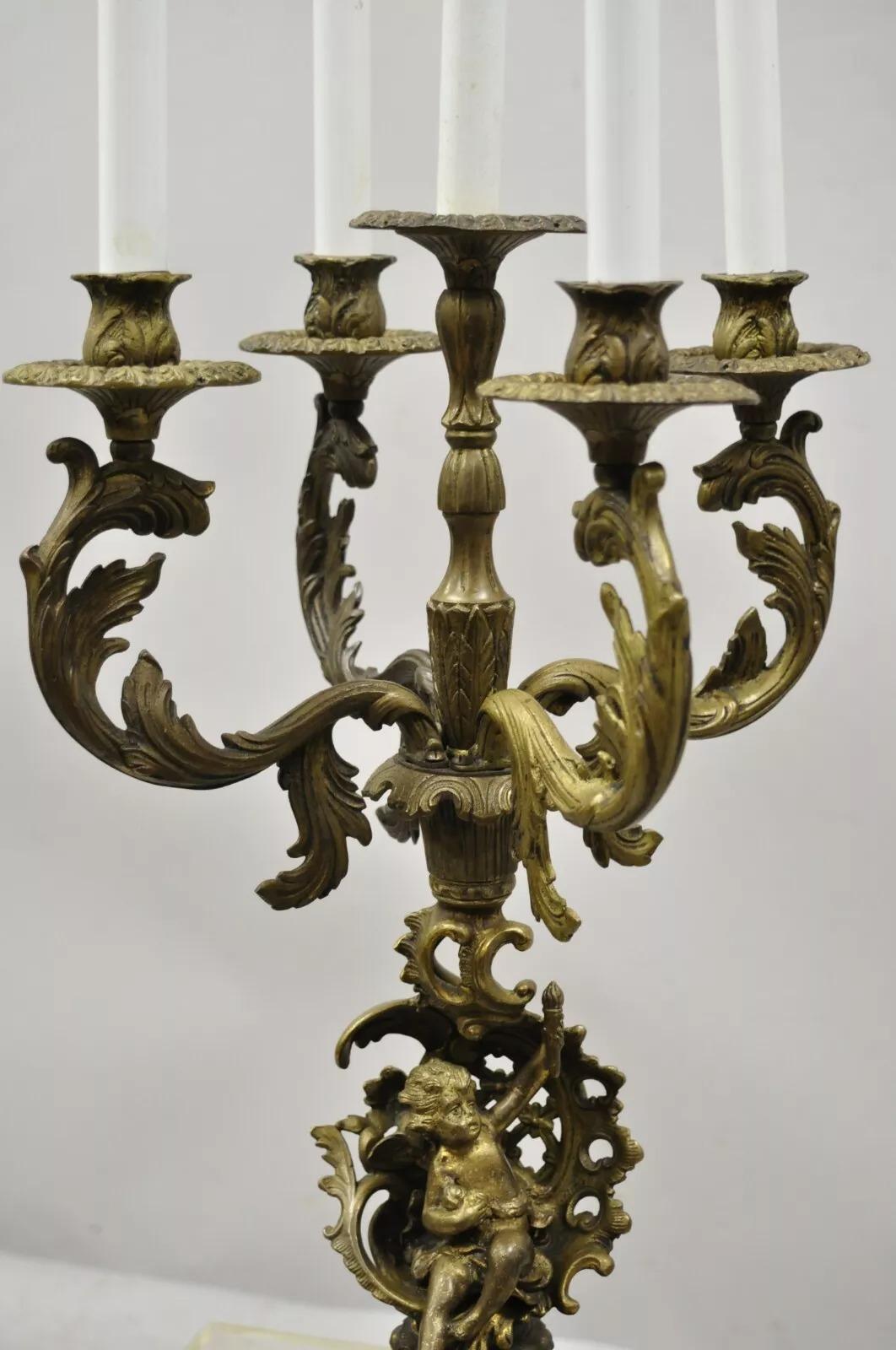 Lámpara de mesa vintage de estilo French Rococo con querubín figurado de latón y mármol en Bueno estado para la venta en Philadelphia, PA