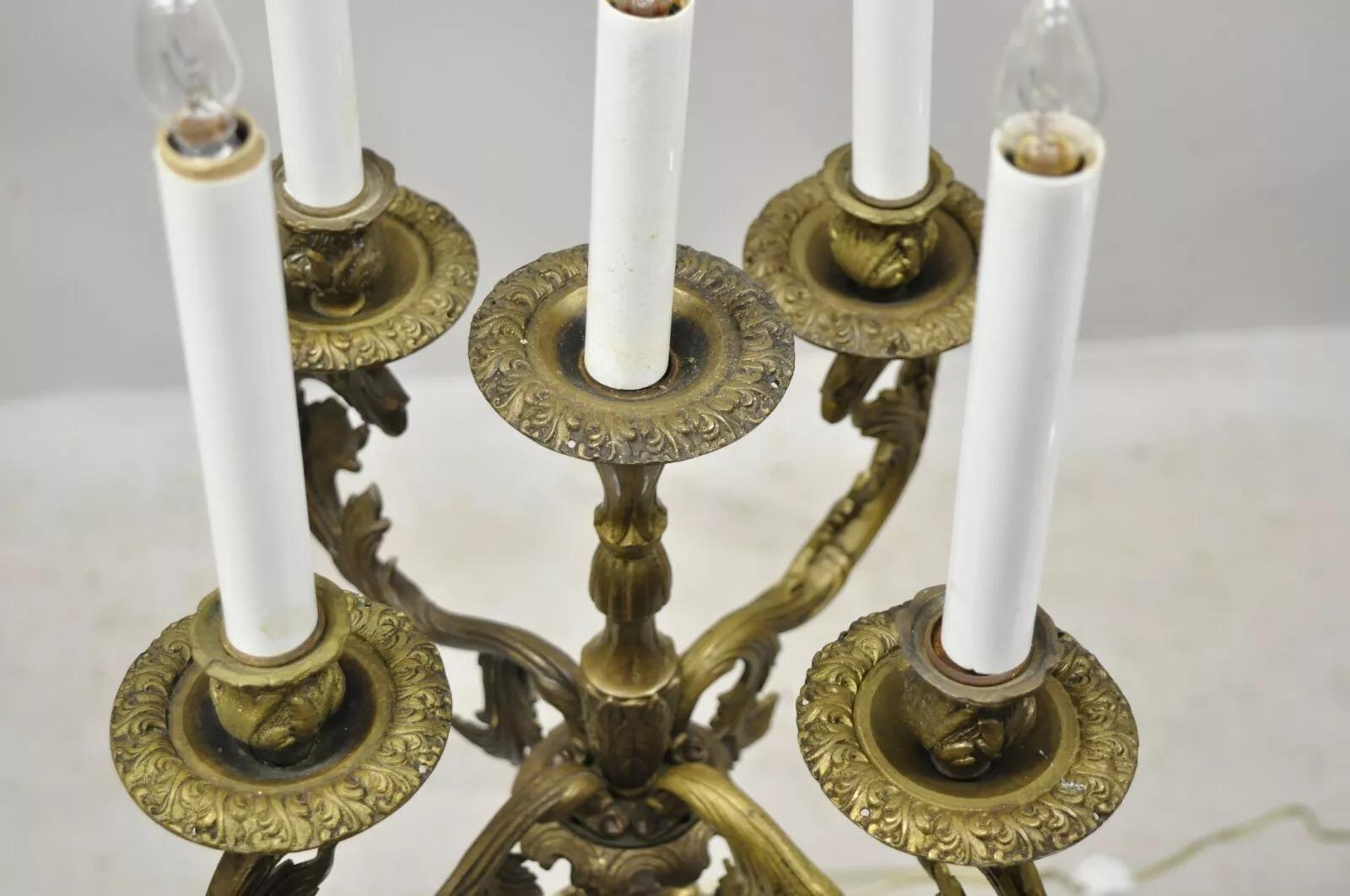 Lámpara de mesa vintage de estilo French Rococo con querubín figurado de latón y mármol siglo XX en venta