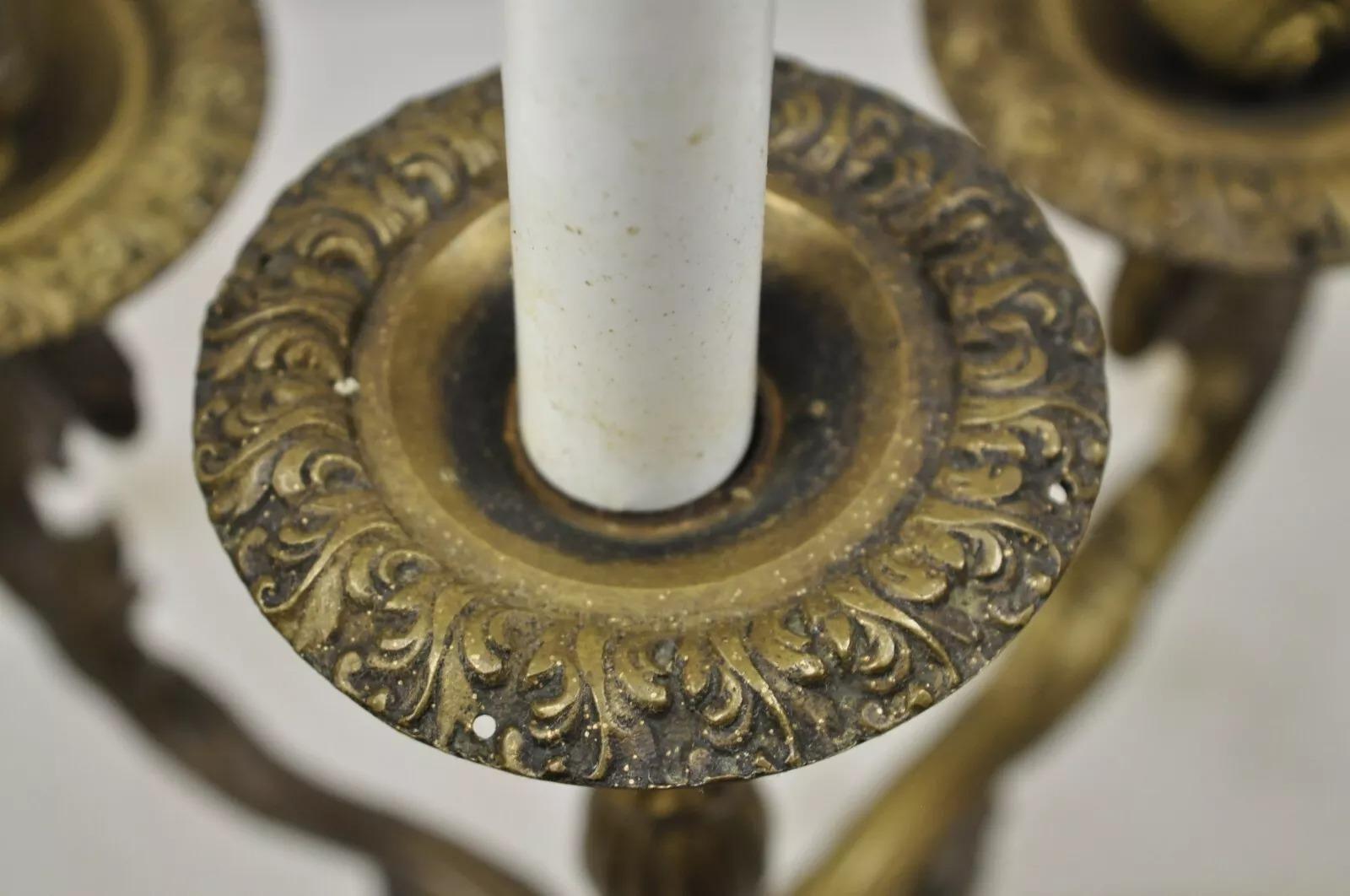 Lámpara de mesa vintage de estilo French Rococo con querubín figurado de latón y mármol en venta 1