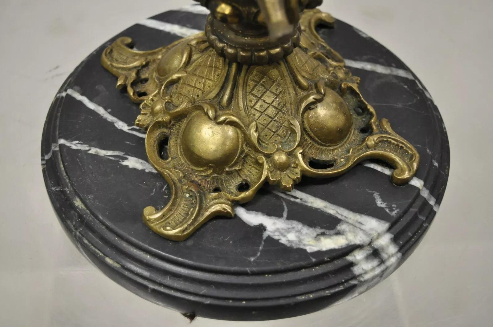 Lámpara de mesa vintage de estilo French Rococo con querubín figurado de latón y mármol en venta 2