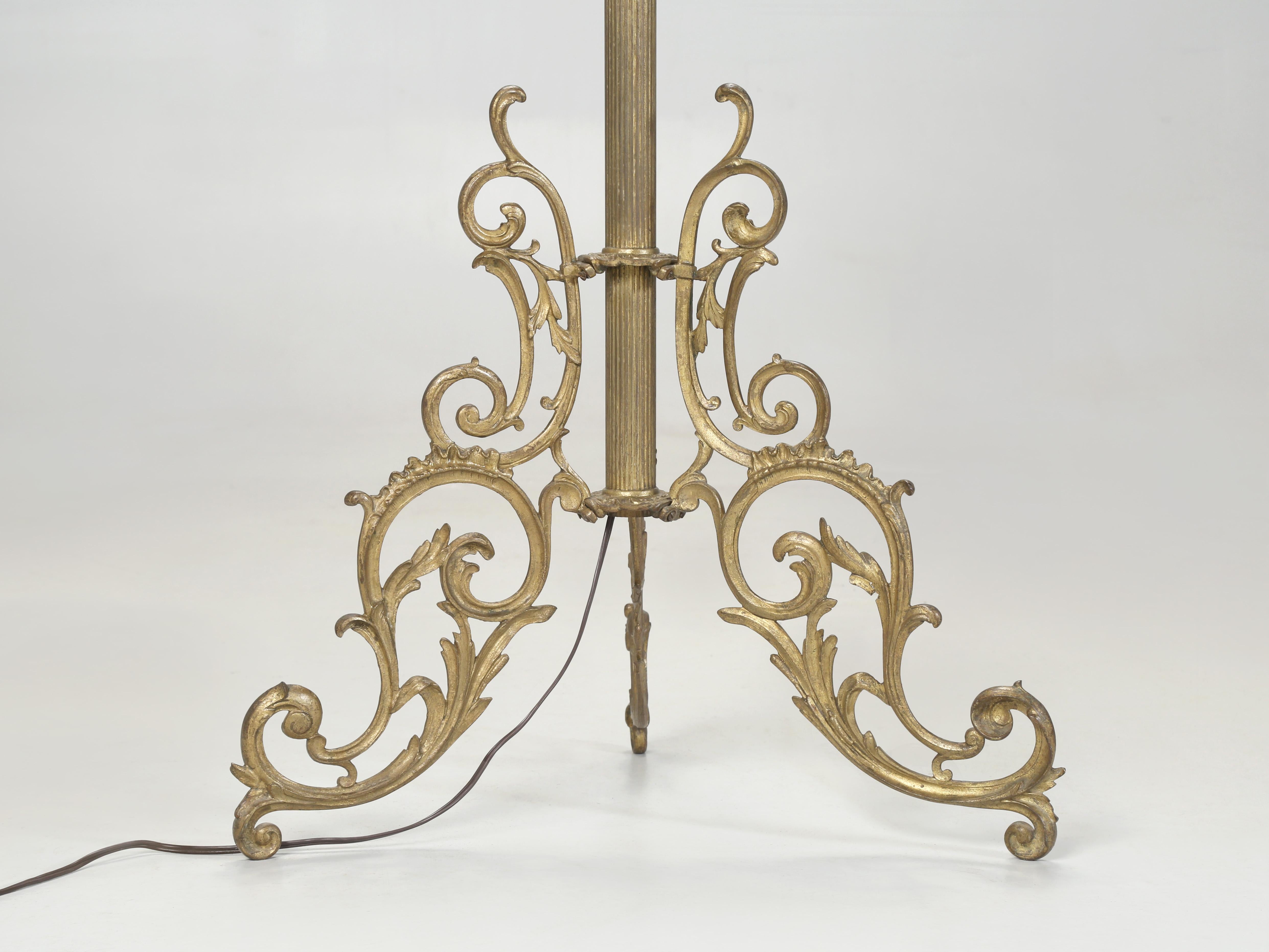 Lampada da terra dorata in stile French Rococo vintage con altezza regolabile in vendita 2