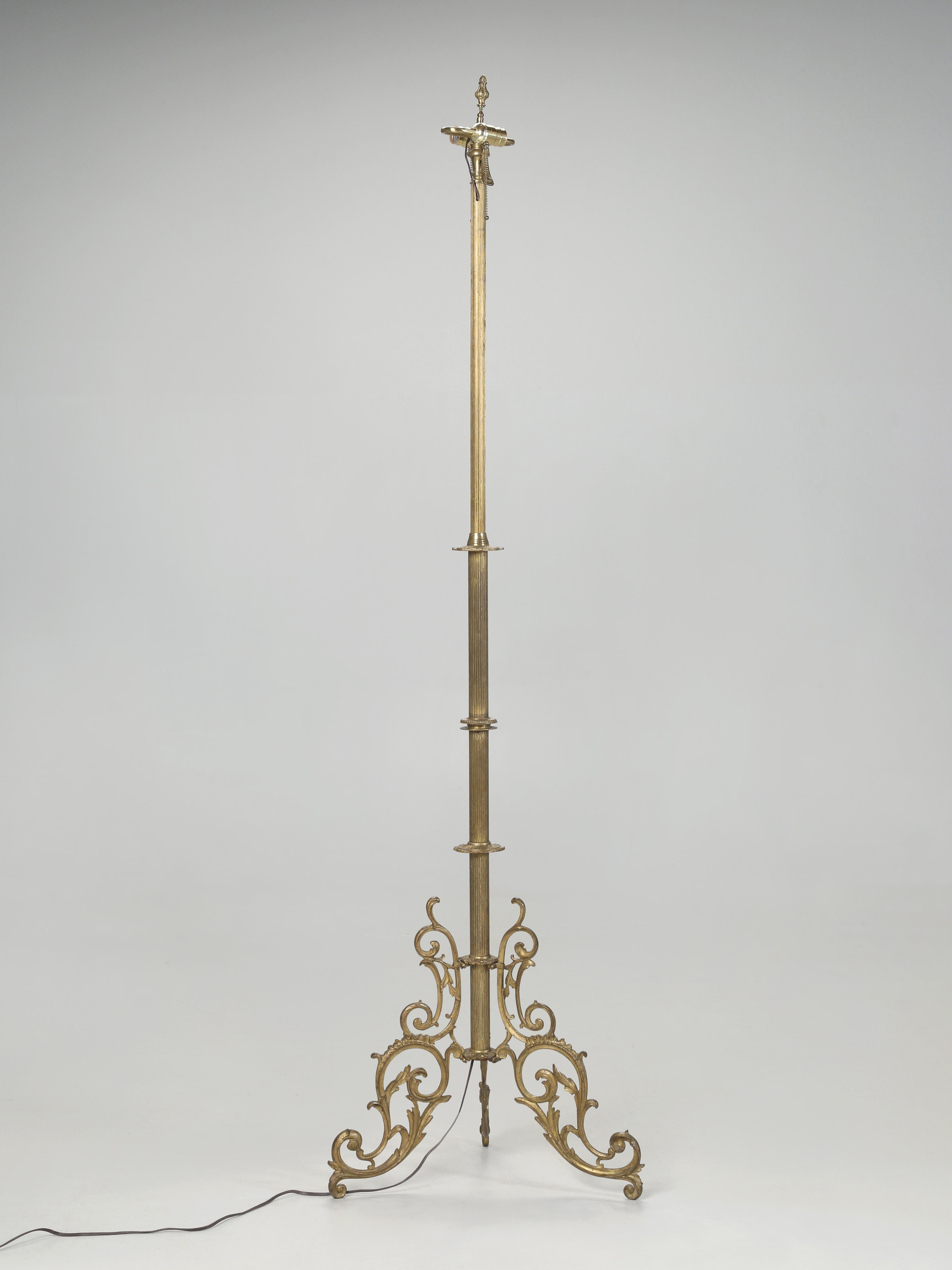 Bellissima lampada da terra dorata in stile French Rococo con stelo scanalato, piedi a voluta e altezza regolabile. La lampada da terra Vintage By è stata modificata per le prese elettriche statunitensi. Il paralume non è incluso.

**L'altezza