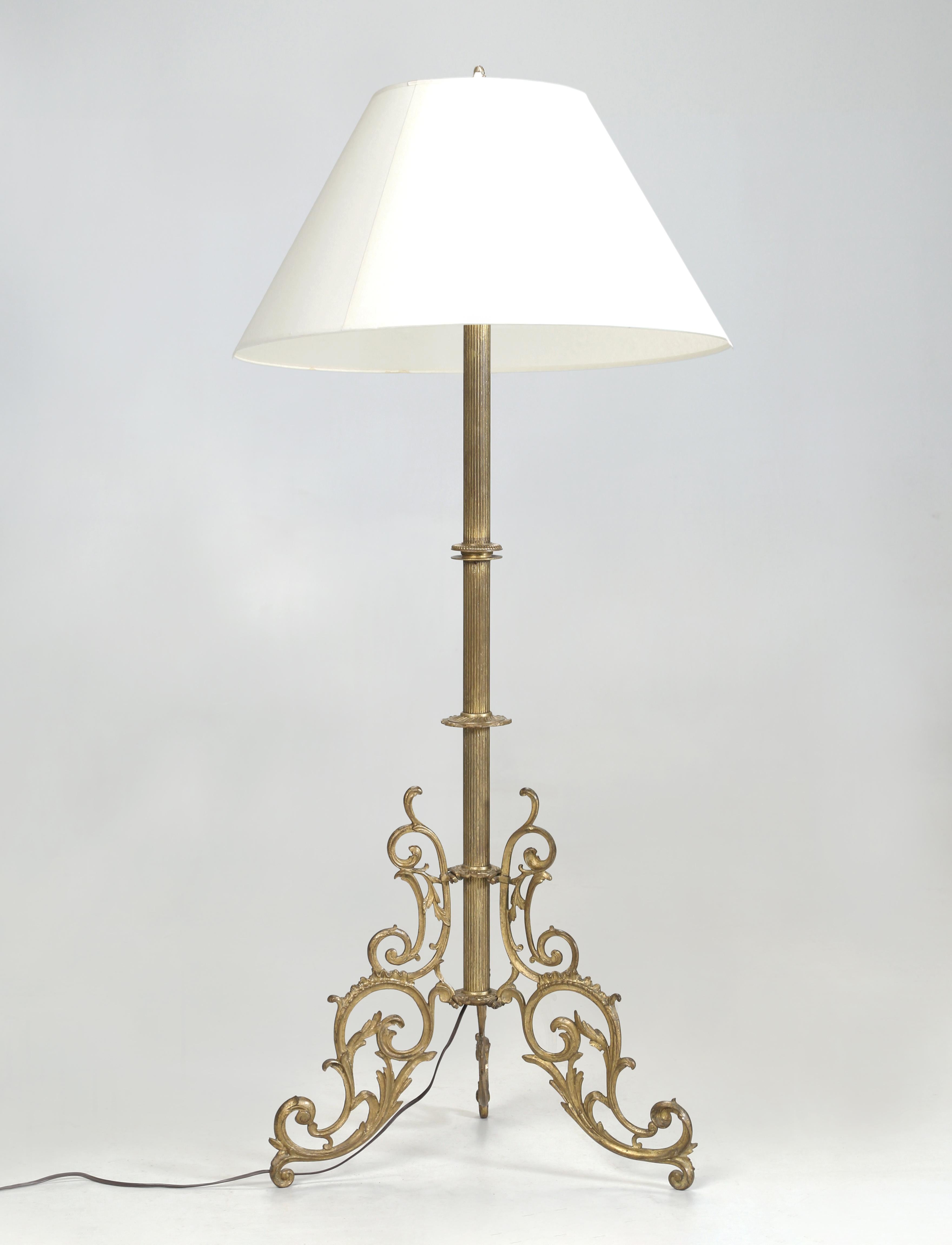 Rococò Lampada da terra dorata in stile French Rococo vintage con altezza regolabile in vendita