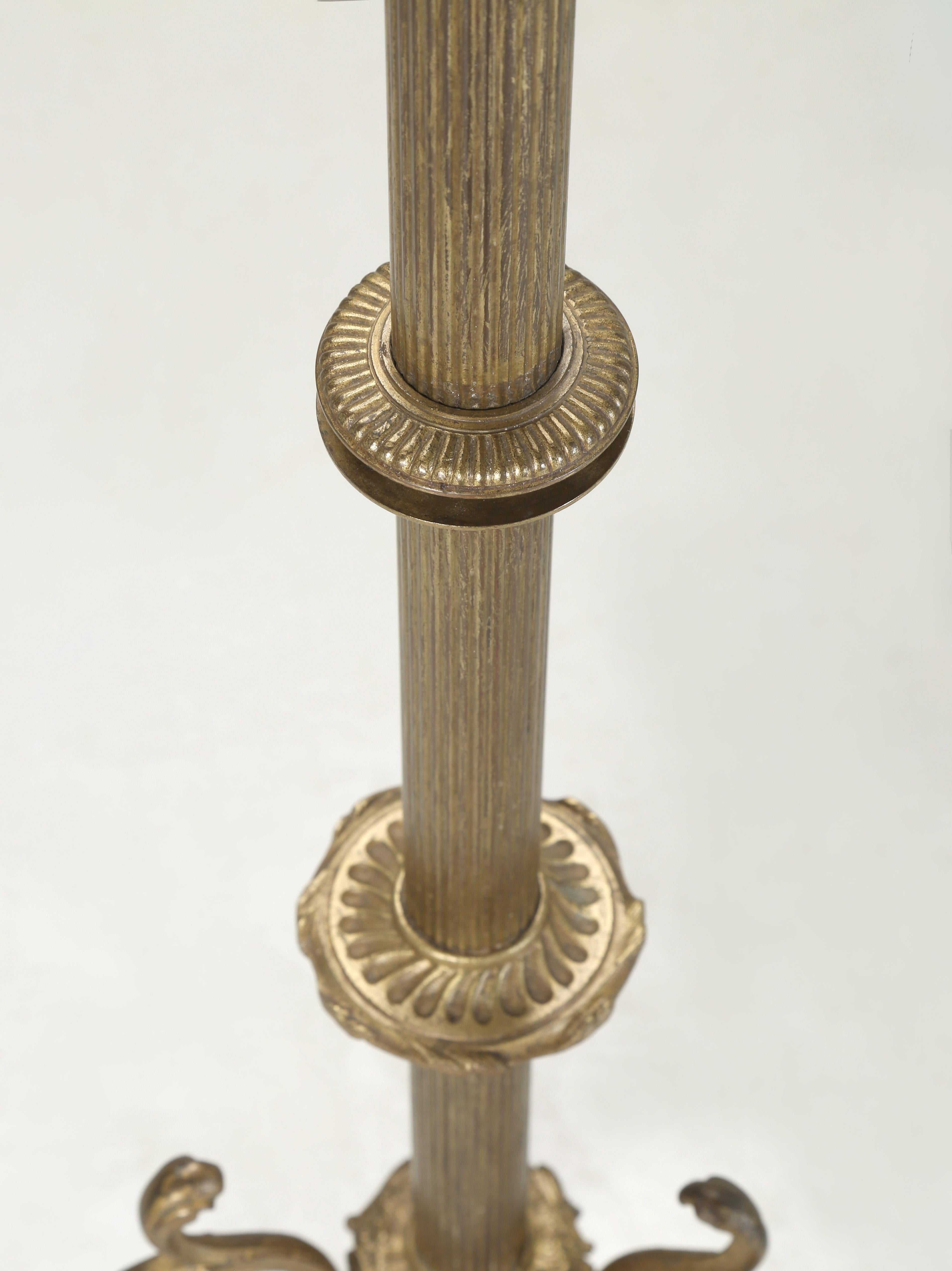 Metà XX secolo Lampada da terra dorata in stile French Rococo vintage con altezza regolabile in vendita