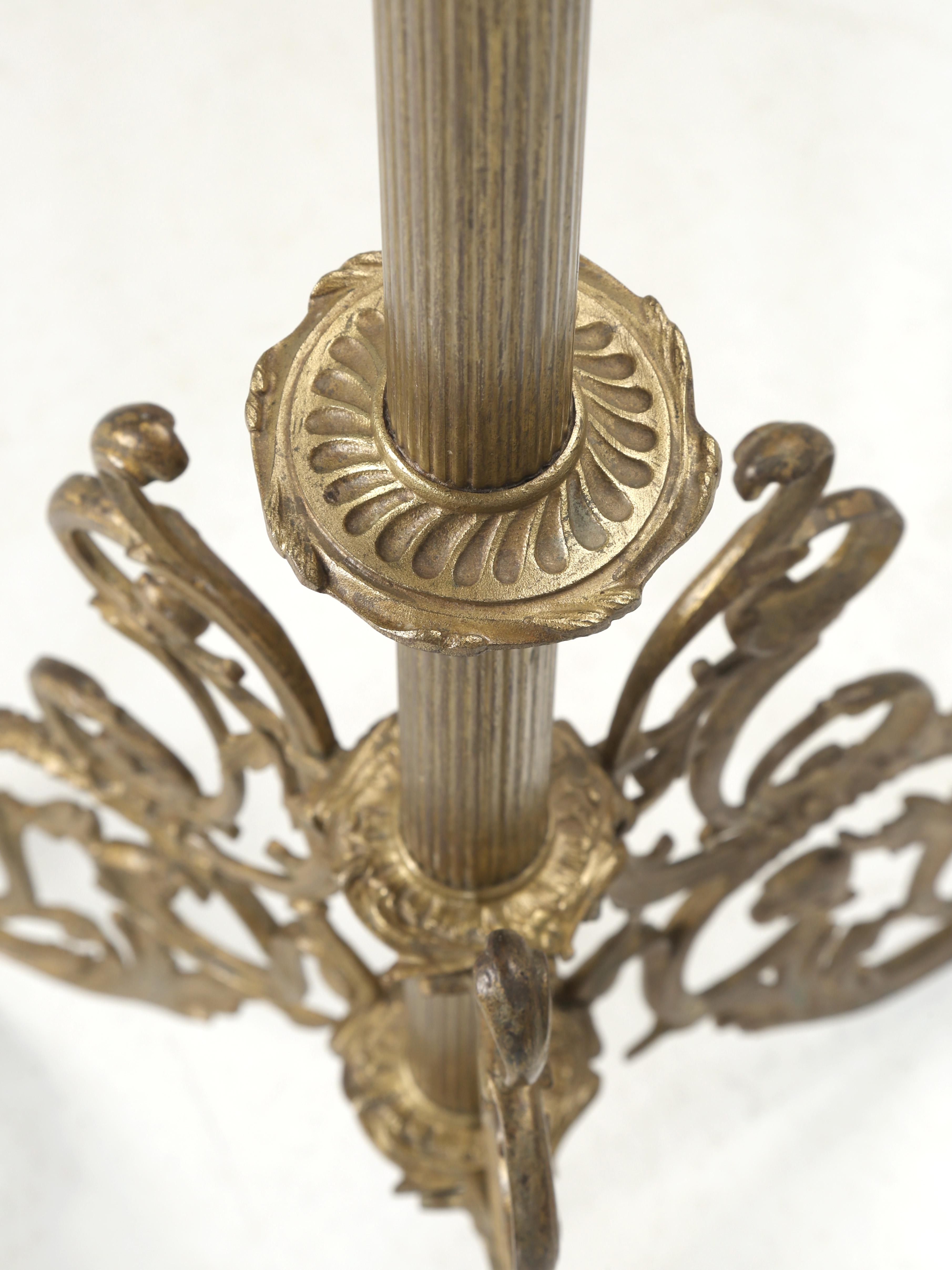 Acciaio Lampada da terra dorata in stile French Rococo vintage con altezza regolabile in vendita