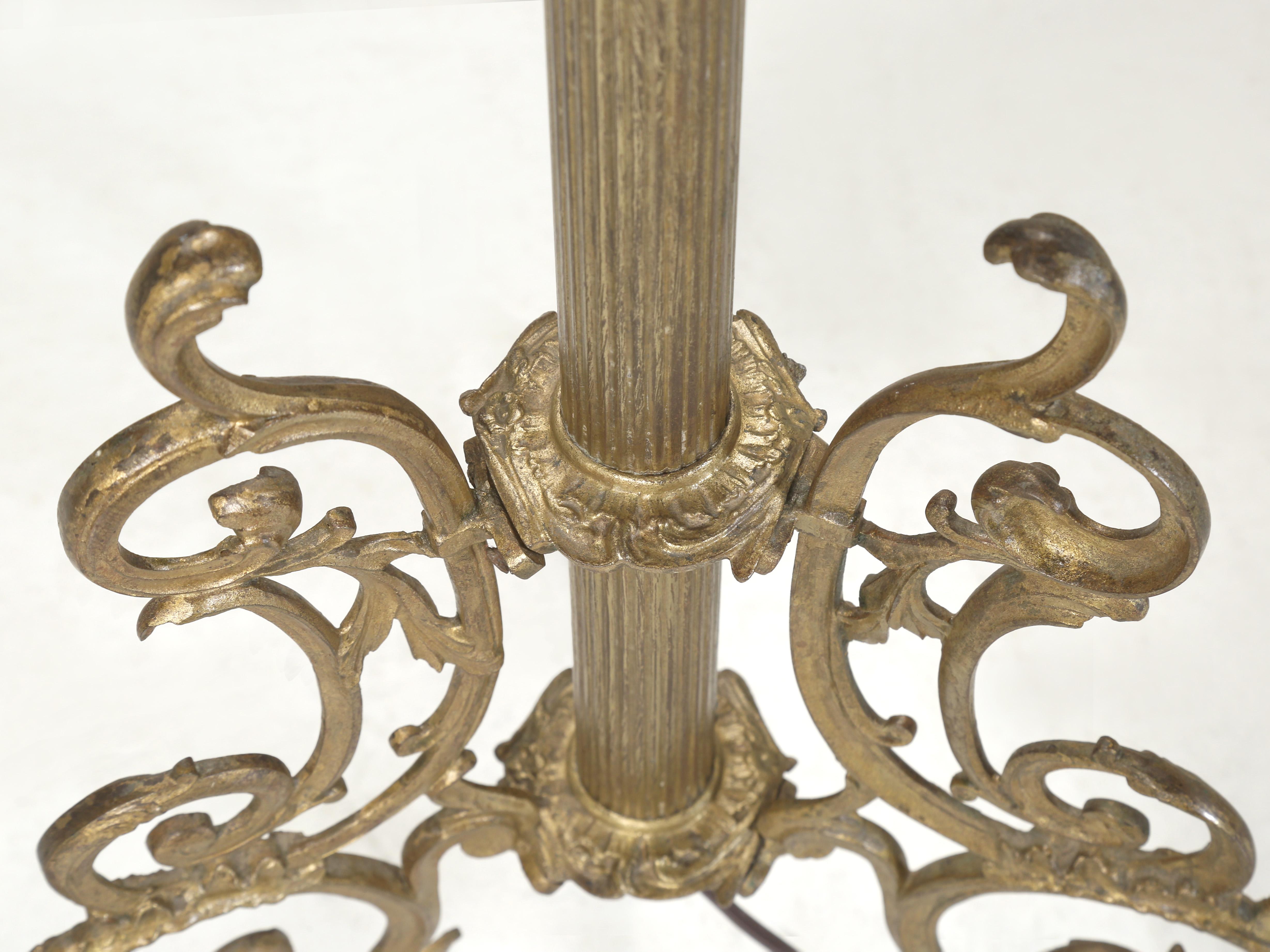 Lampada da terra dorata in stile French Rococo vintage con altezza regolabile in vendita 1