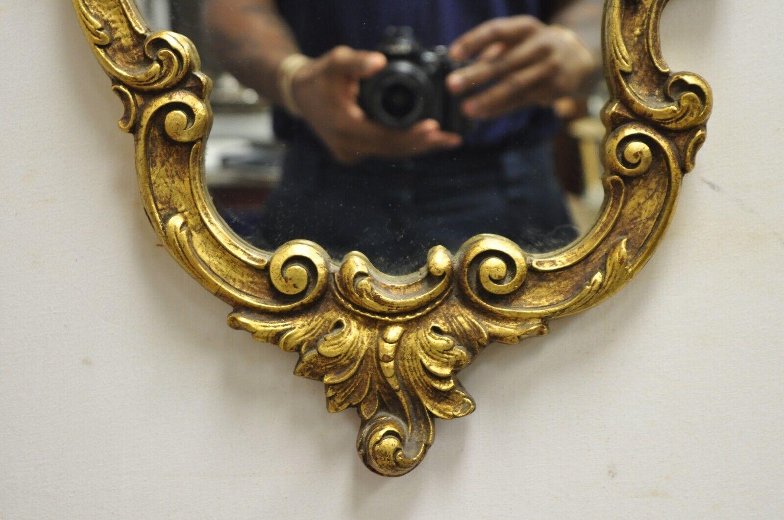 Gesso Vieux miroir mural de style rococo français en cuir doré et à volutes en vente