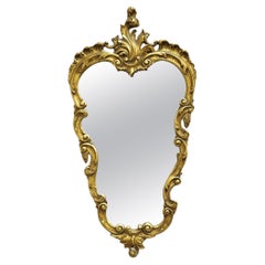 Vieux miroir mural de style rococo français en cuir doré et à volutes