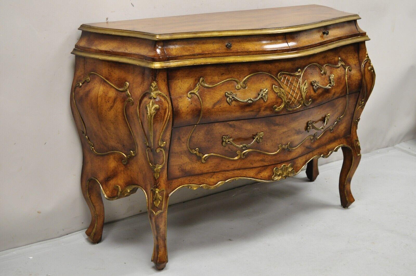 Vintage French Rococo Style Italian Bombe Commode Chest 4 Drawer Dresser. Cet article présente une finition 