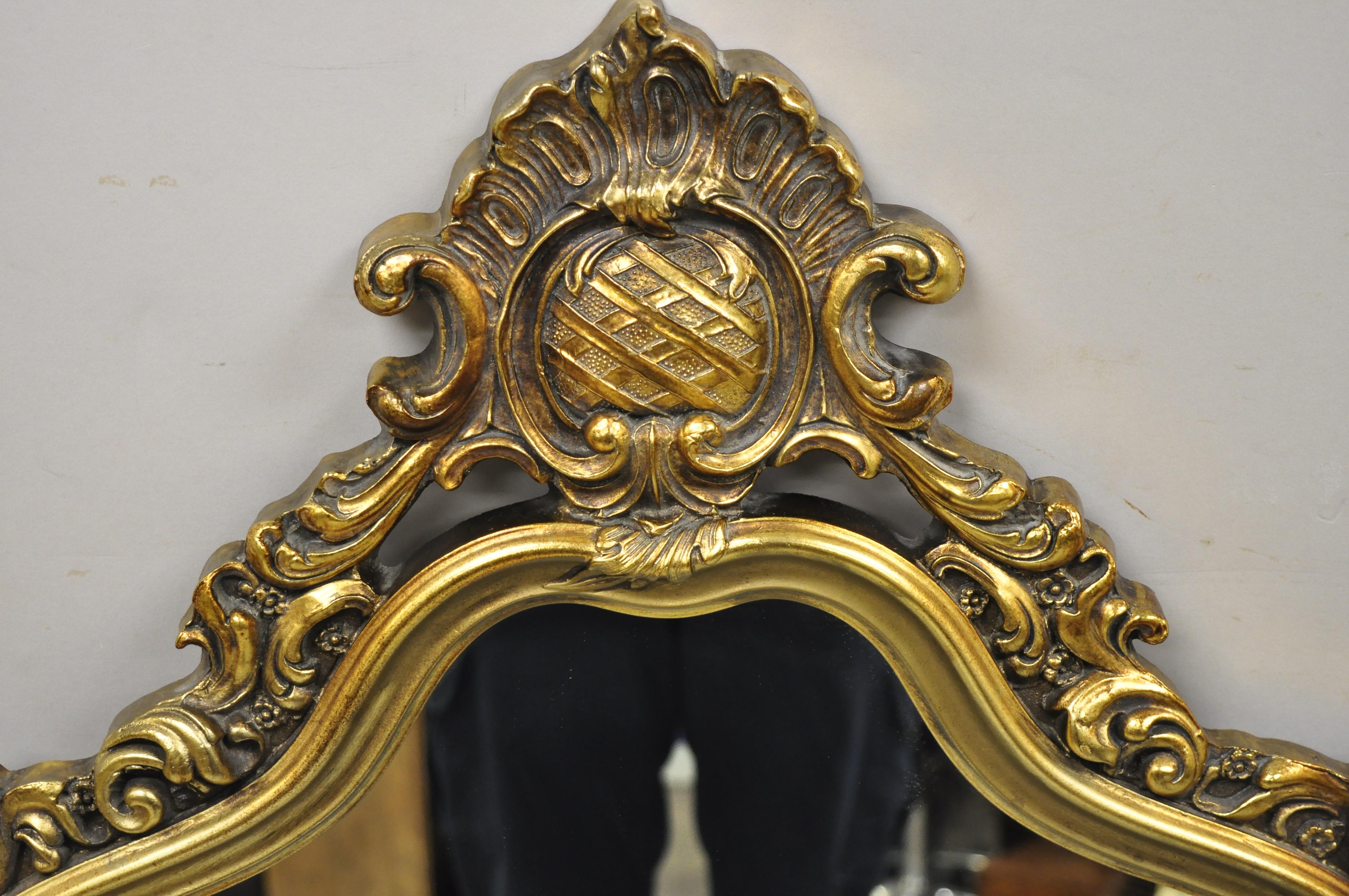Miroir mural console vintage de style Rococo français à cadre doré orné. Cet article présente un cadre rococo orné en mousse moulée, un très bel article vintage, un grand style et une belle forme. Vers le milieu ou la fin du XXe siècle. Dimensions :