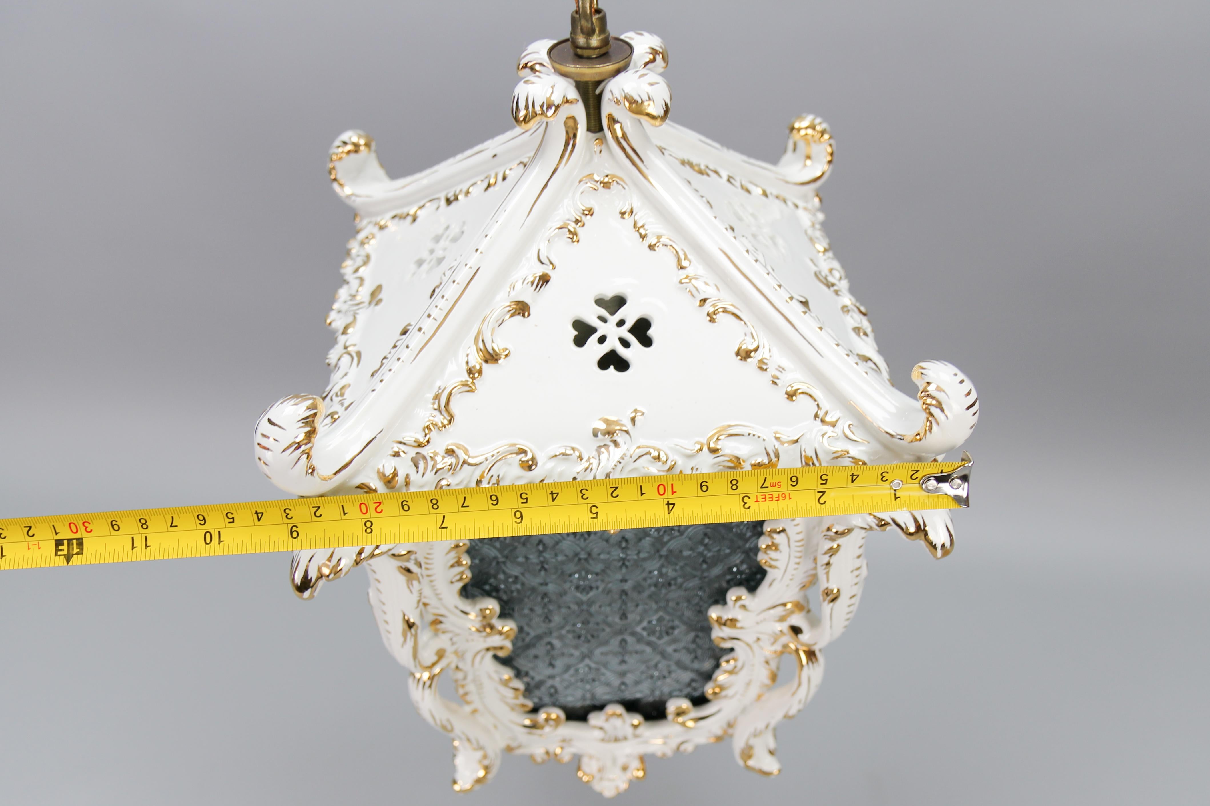 Hängelaterne aus weißer Keramik und Glas im französischen Rokoko-Stil, 1970er Jahre im Angebot 10