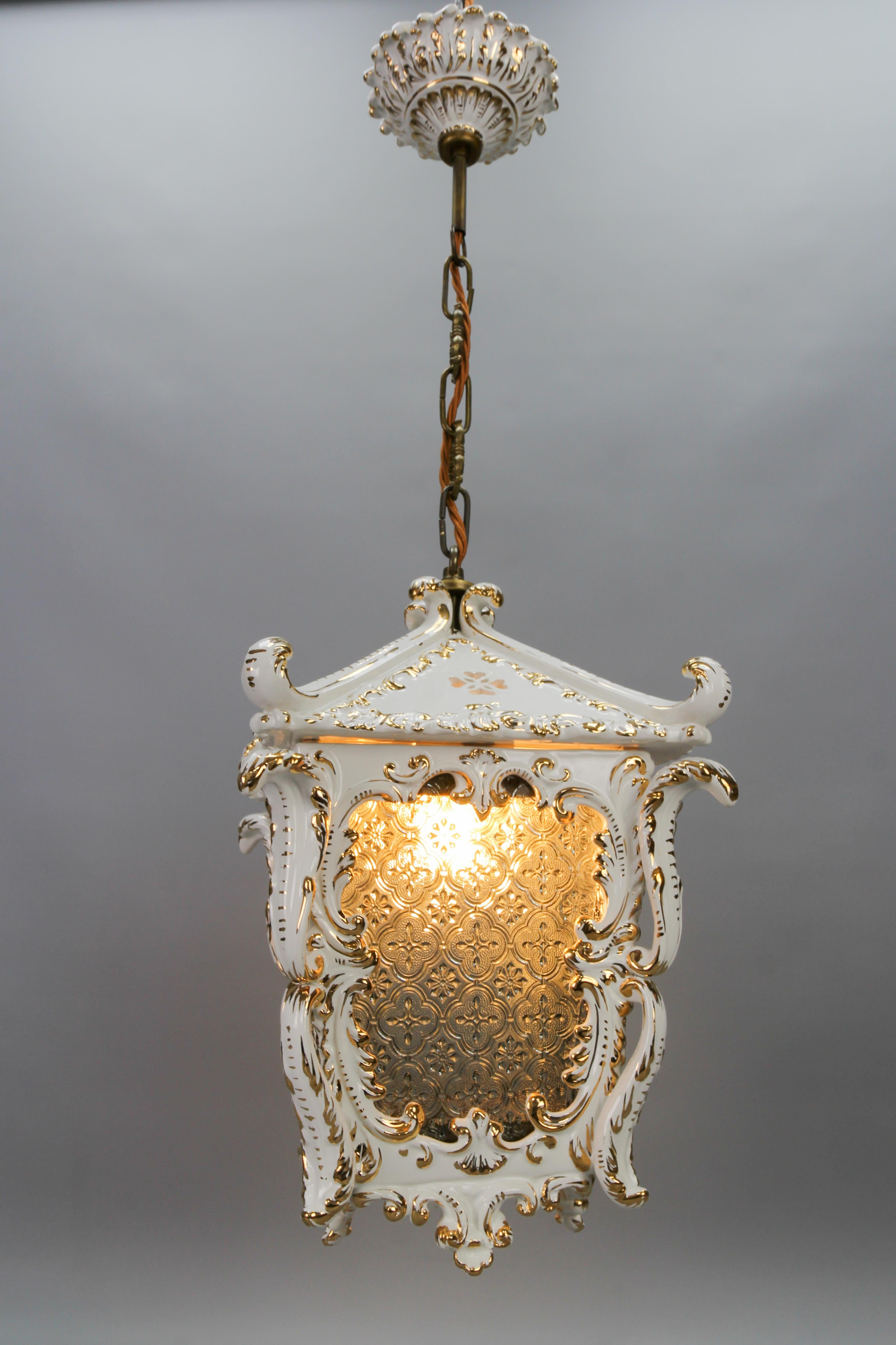 Vintage French Rococo Style White Ceramic and Glass Hanging Lantern, 1970s In Good Condition For Sale In Barntrup, DE