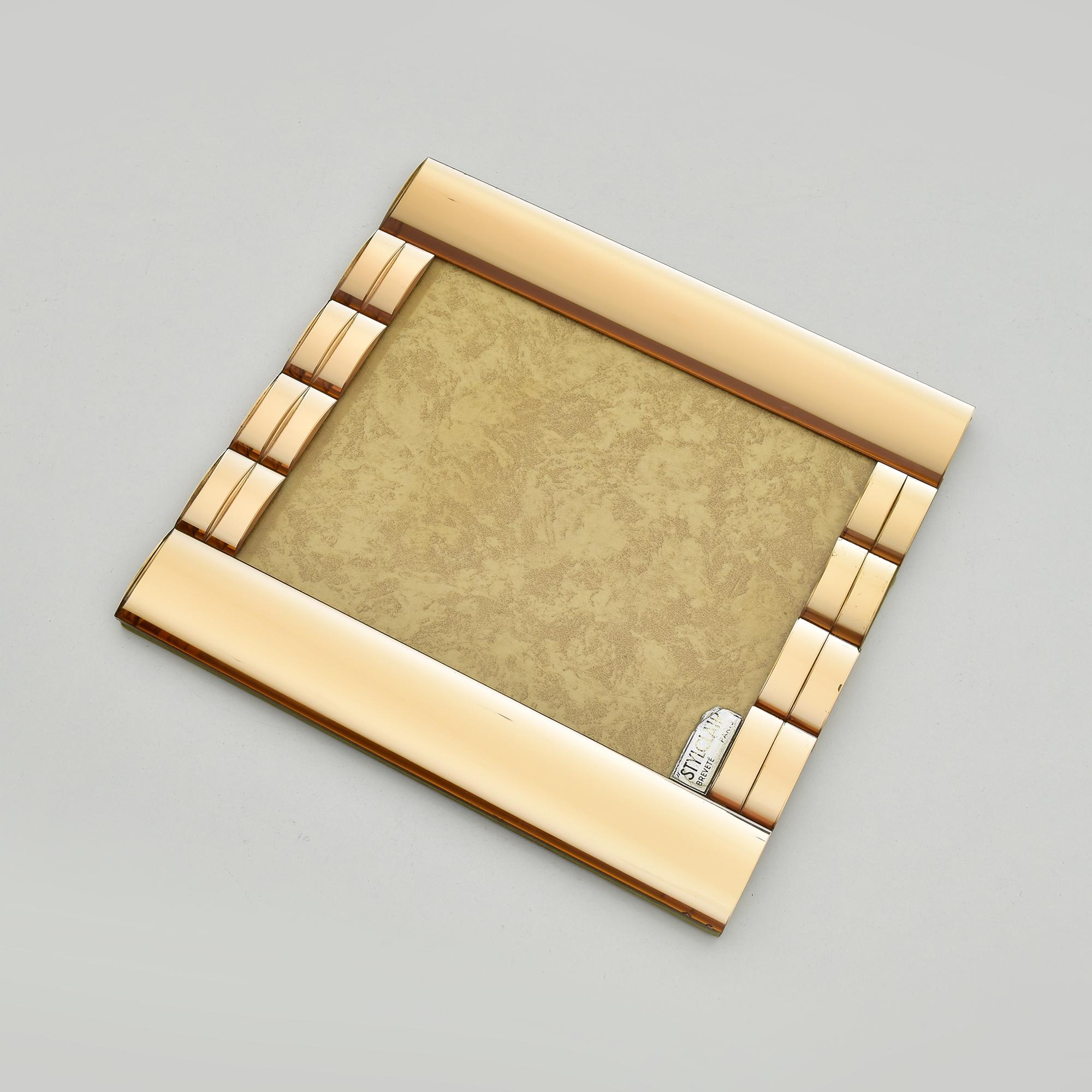 Dieser exquisite Bilderrahmen im französischen Stil in einem sanften Roségoldton verleiht Ihrer Einrichtung ein luxuriöses Art-Déco-Flair. Die facettierten Glaskanten des Rahmens und die schlanken, geometrischen Details sorgen für eine auffallende