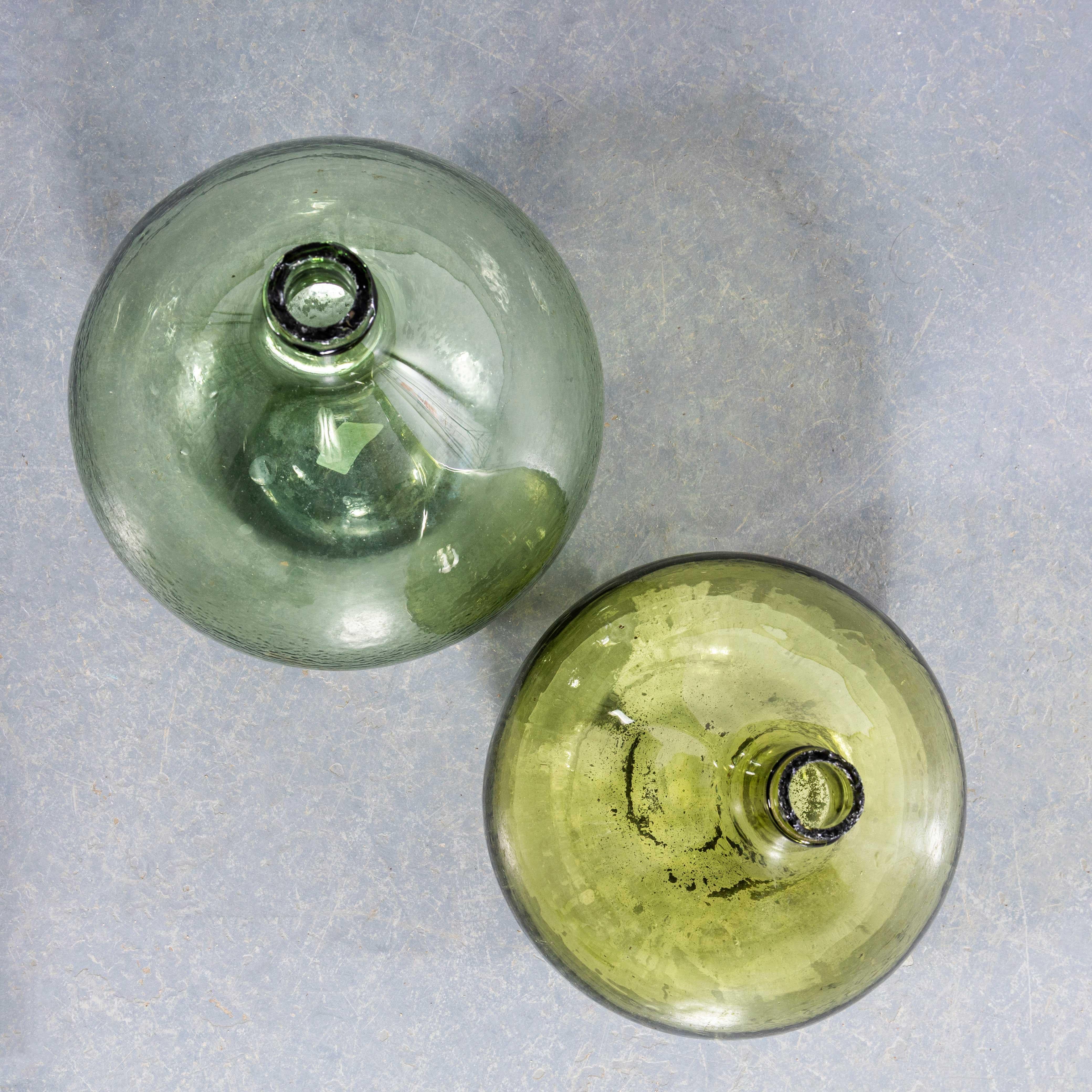 XX secolo Damigiane rotonde francesi d'epoca in vetro verde e ambra - Coppia in vendita