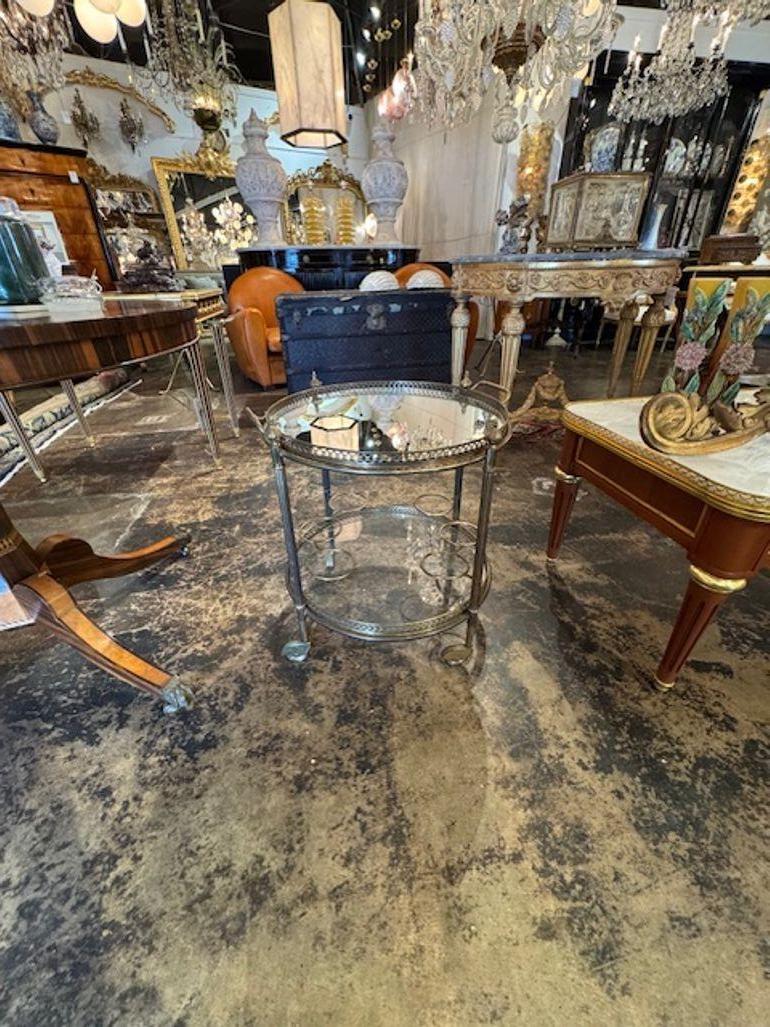 Table à boire ronde vintage en laiton. Circa 1940. Il s'agit d'une pièce magnifique qui s'intégrerait parfaitement dans n'importe quel design. 22 x 22