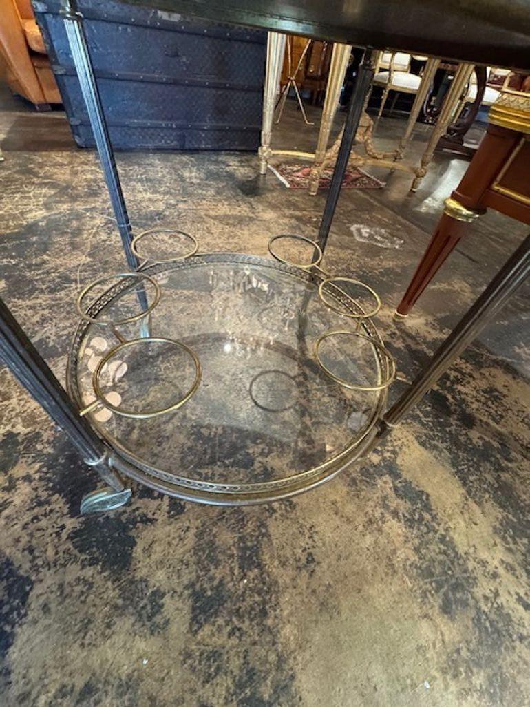 Table à boire ronde en laiton Bon état - En vente à Dallas, TX