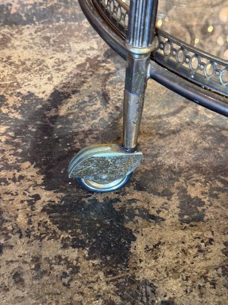 Milieu du XXe siècle Table à boire ronde en laiton en vente