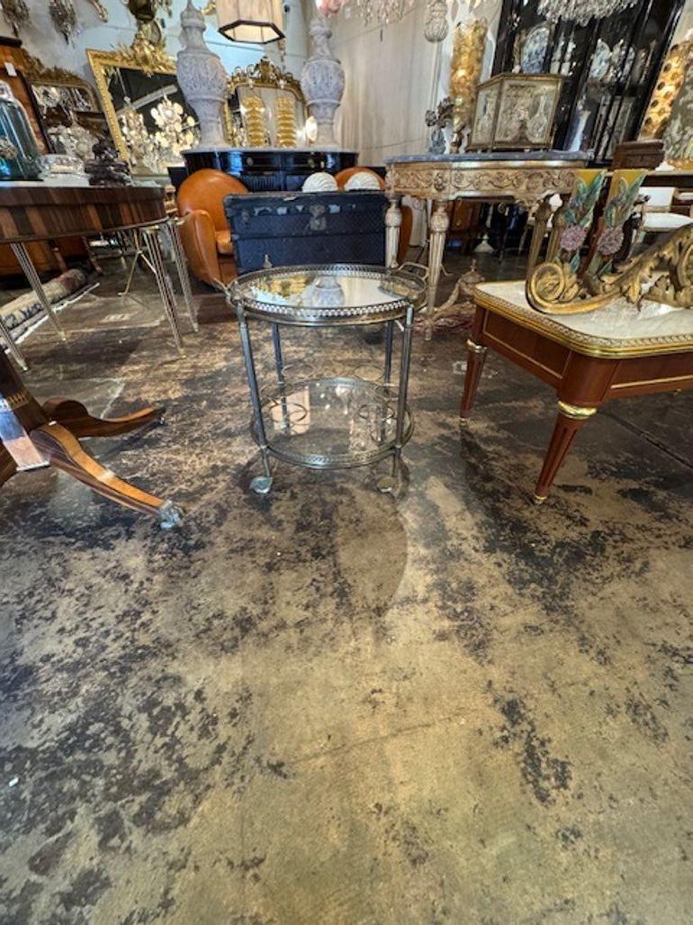 Table à boire ronde en laiton en vente 1