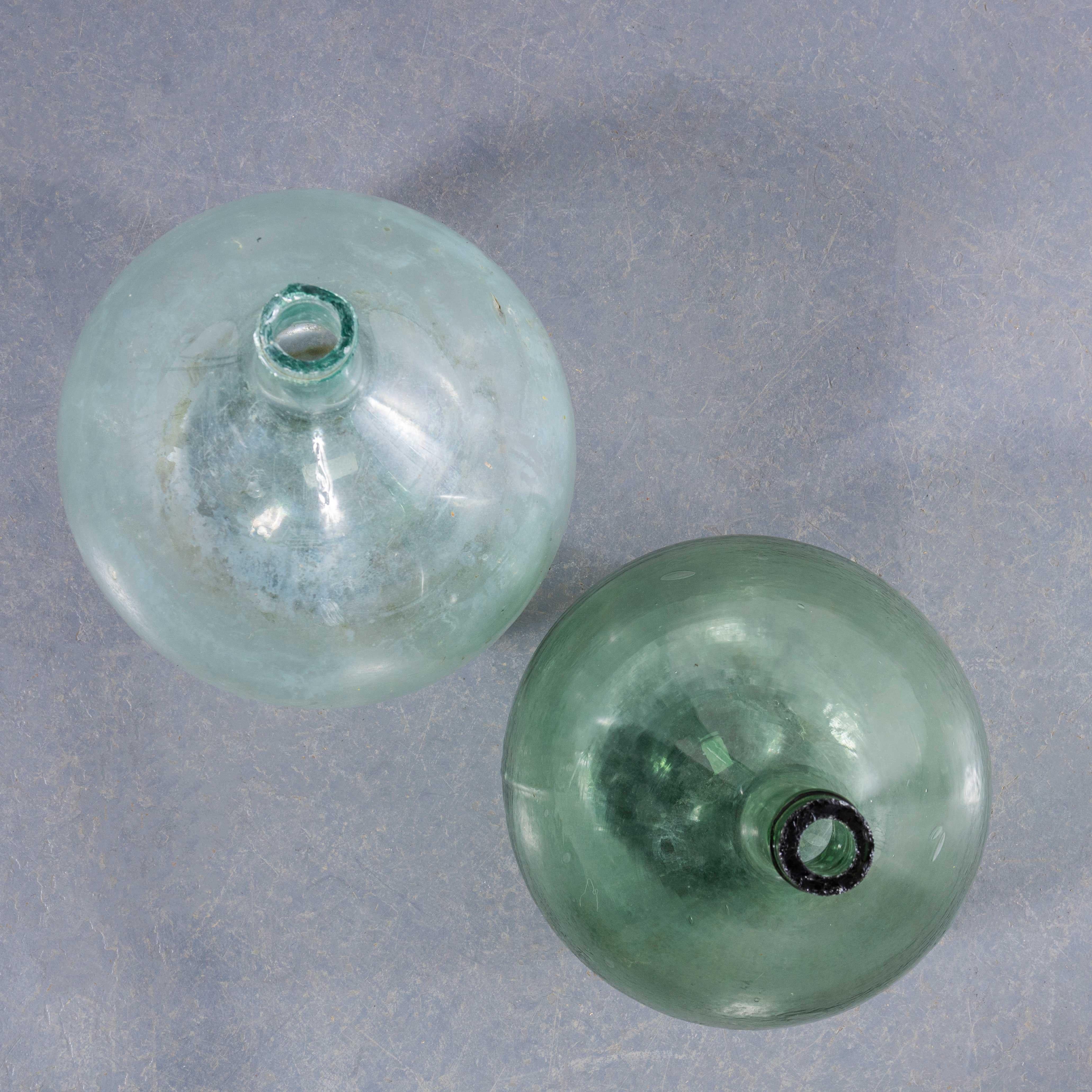 XX secolo Damigiane rotonde francesi d'epoca in vetro trasparente blu e verde - Coppia in vendita