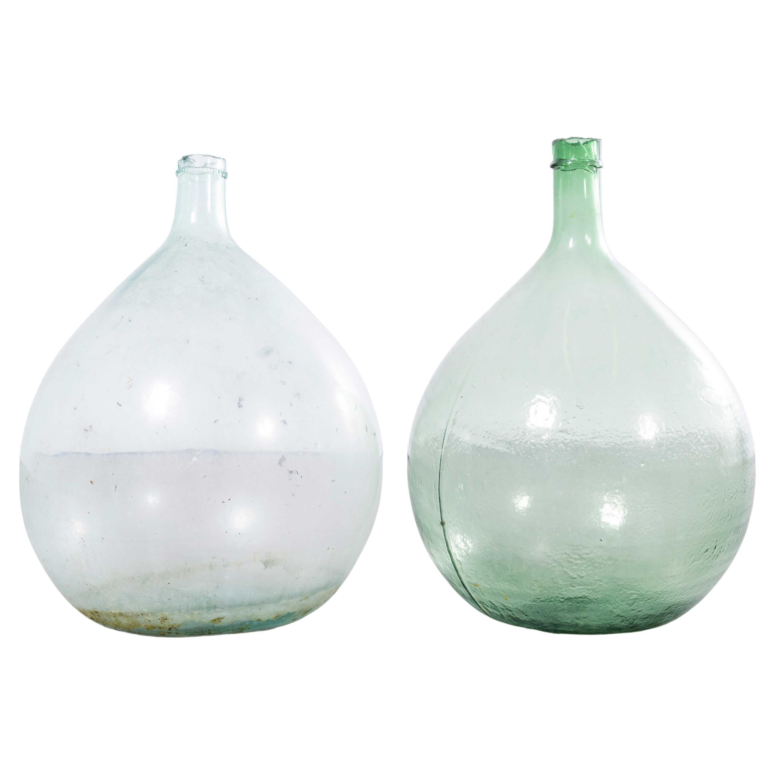 Pareja de garrafones franceses vintage redondos de cristal transparente azul y verde
