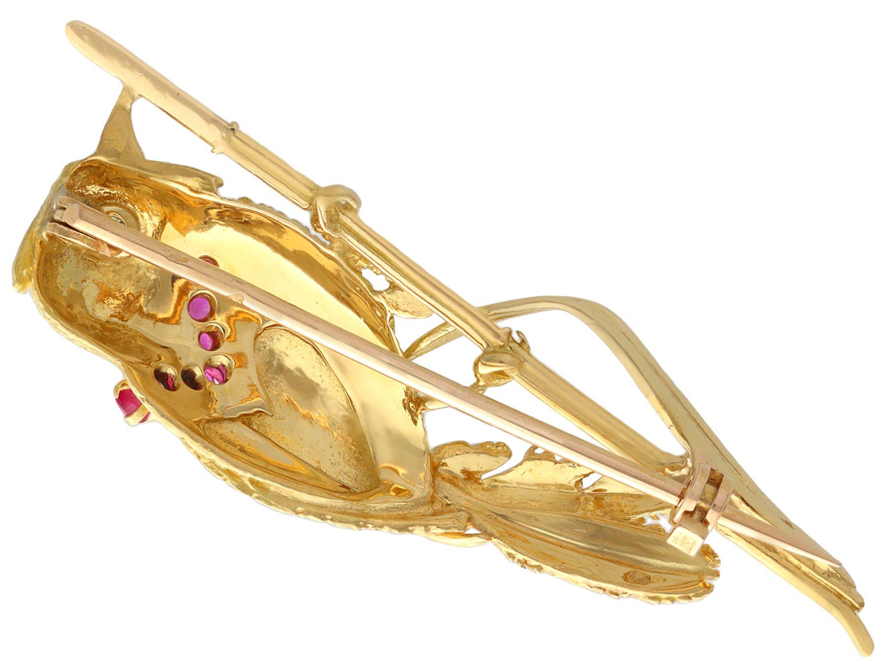 Round Cut Vintage French Ruby and Emerald 18k Yellow Gold Bird Brooch For Sale