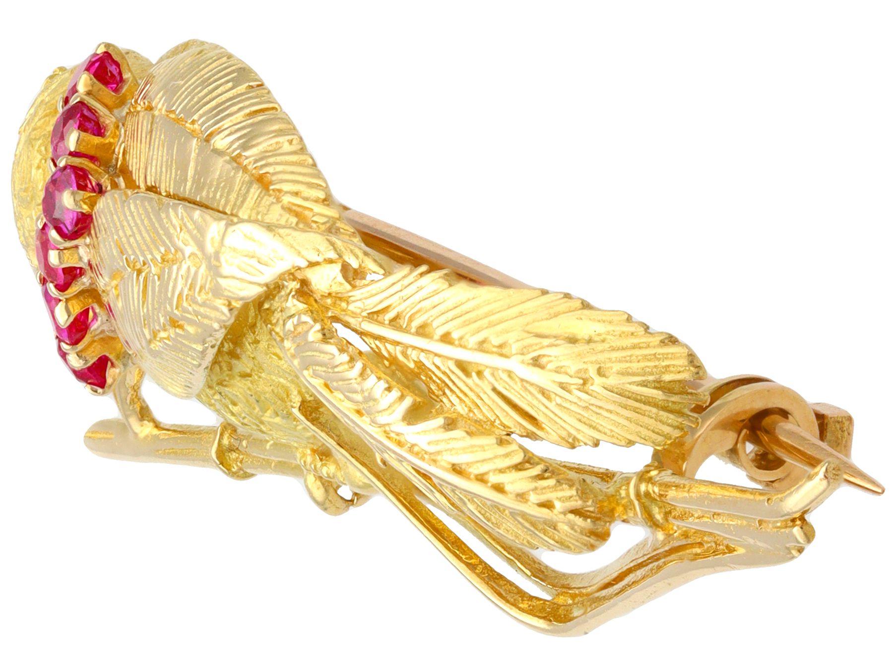 Broche oiseau française vintage en or jaune 18 carats, rubis et émeraudes Unisexe en vente