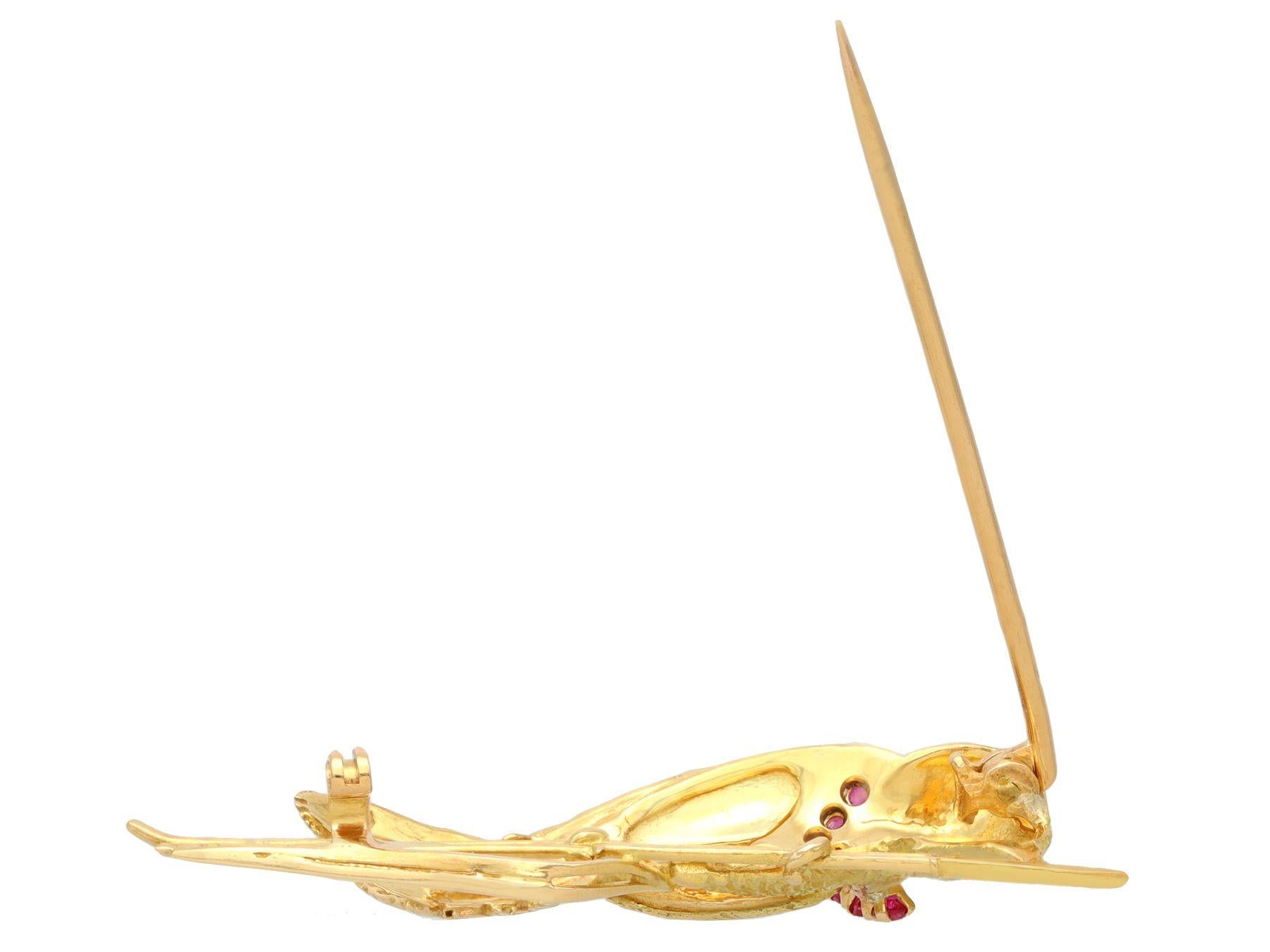 Broche oiseau française vintage en or jaune 18 carats, rubis et émeraudes en vente 1