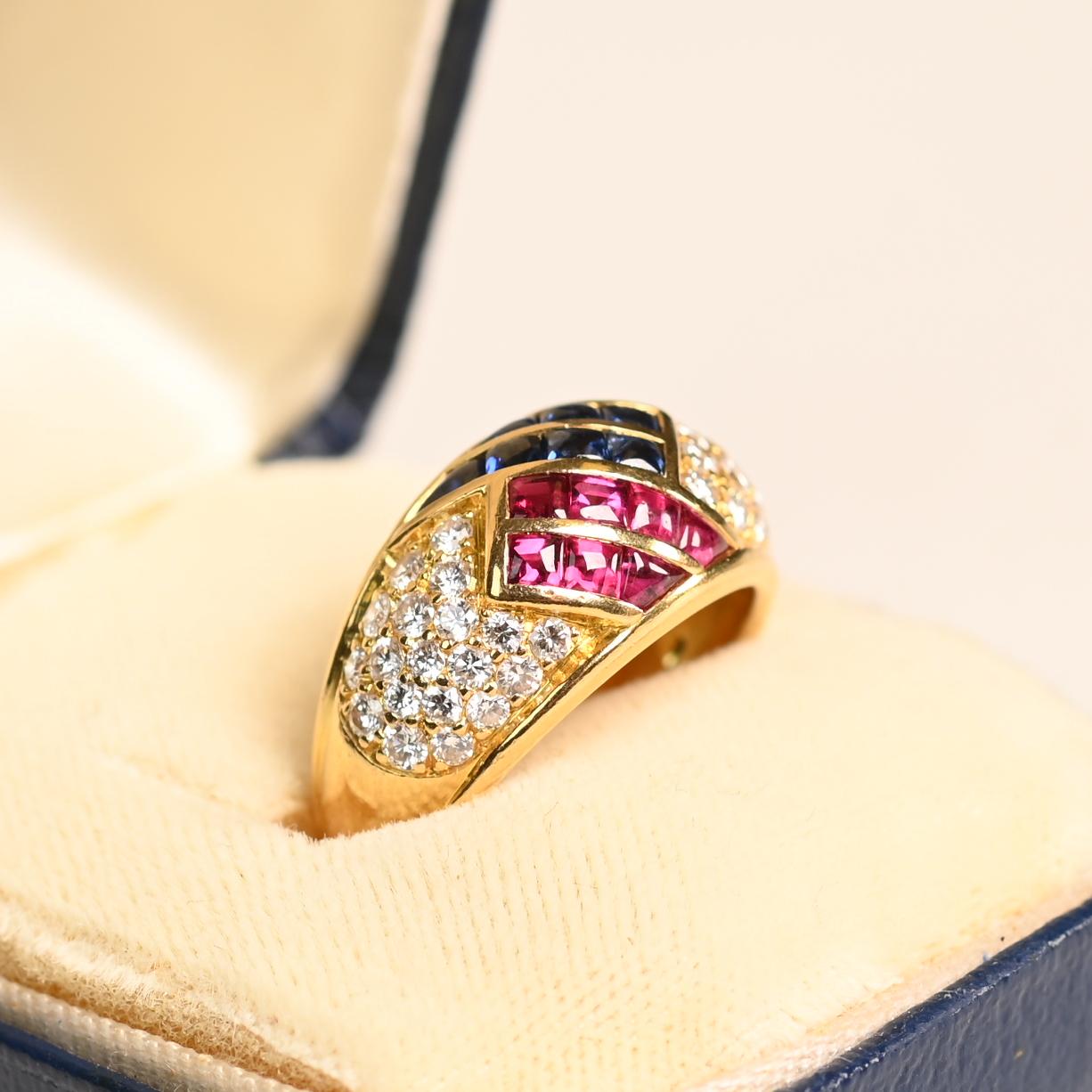 Questo squisito anello vintage francese vanta un design audace e sofisticato, caratterizzato da una straordinaria combinazione di rubini, zaffiri e diamanti dal taglio cabochon. I rubini e gli zaffiri, ognuno dei quali è stato meticolosamente