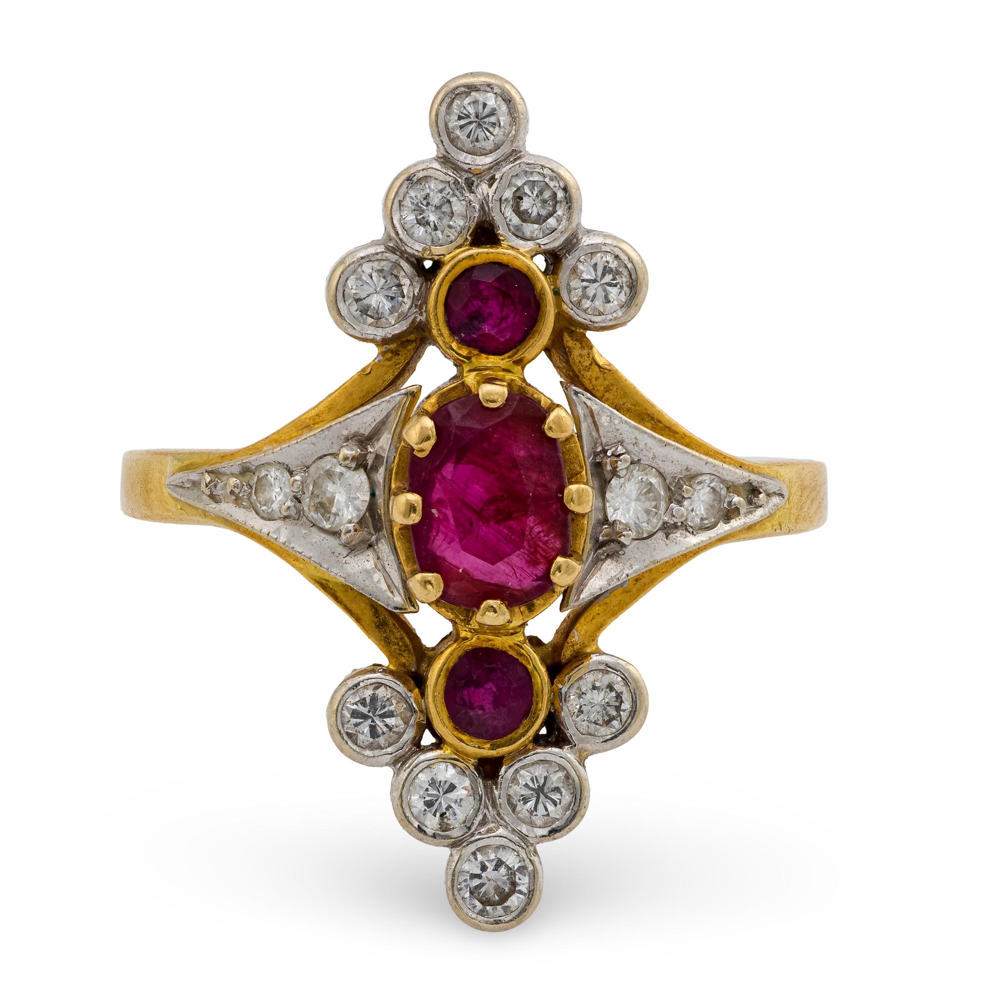 Moderno Anello navette francese d'epoca con rubino e diamante in oro giallo 18 carati in vendita