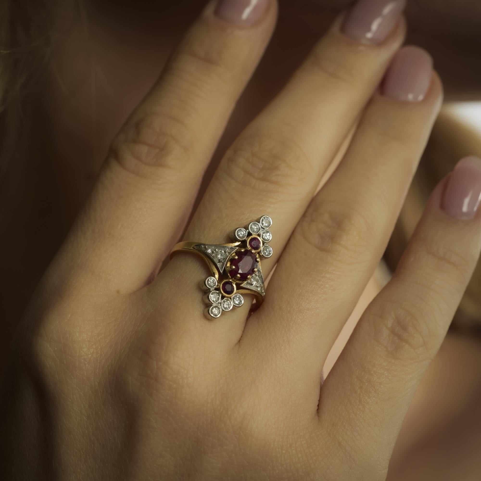 Donna Anello navette francese d'epoca con rubino e diamante in oro giallo 18 carati in vendita