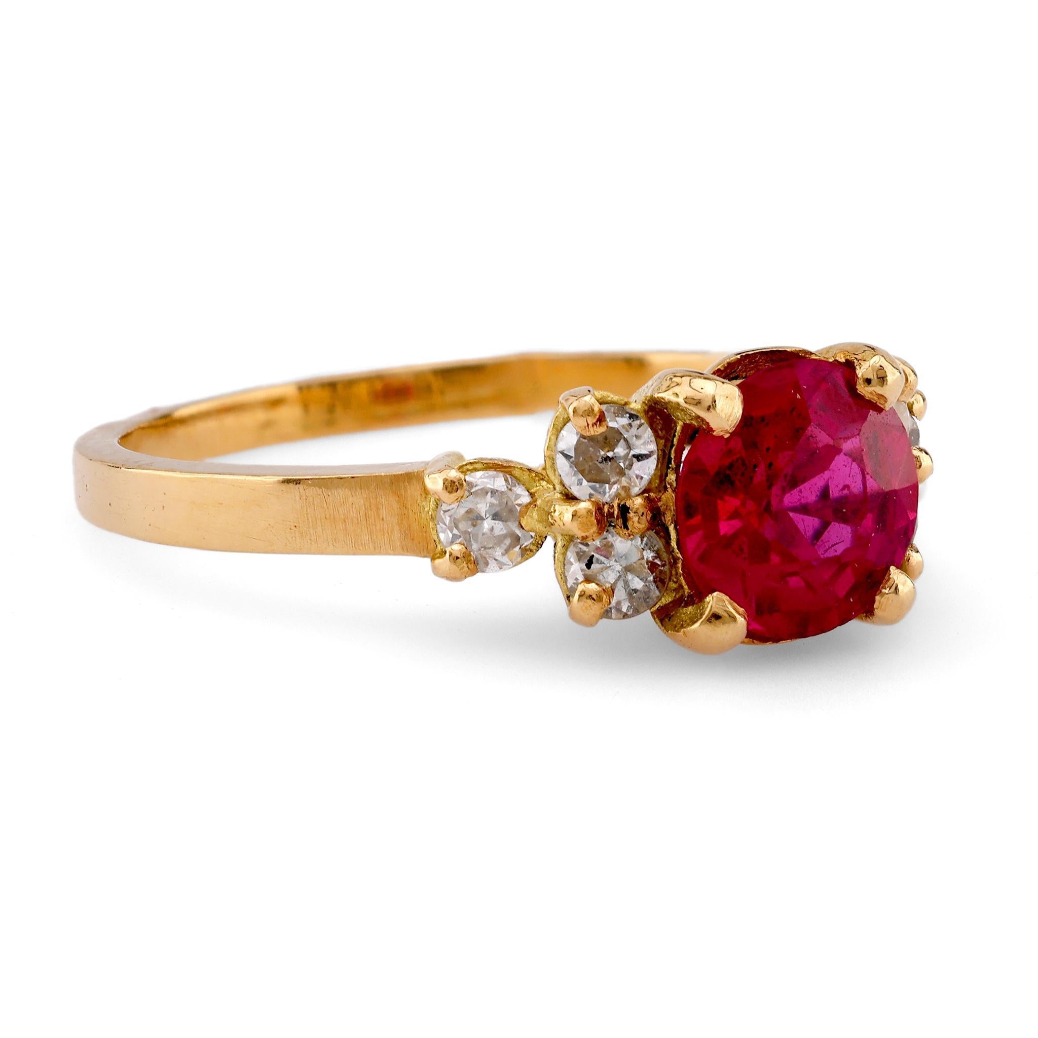 Anillo francés vintage de oro amarillo de 18 quilates con rubí y diamantes Corte brillante