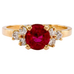Anillo francés vintage de oro amarillo de 18 quilates con rubí y diamantes
