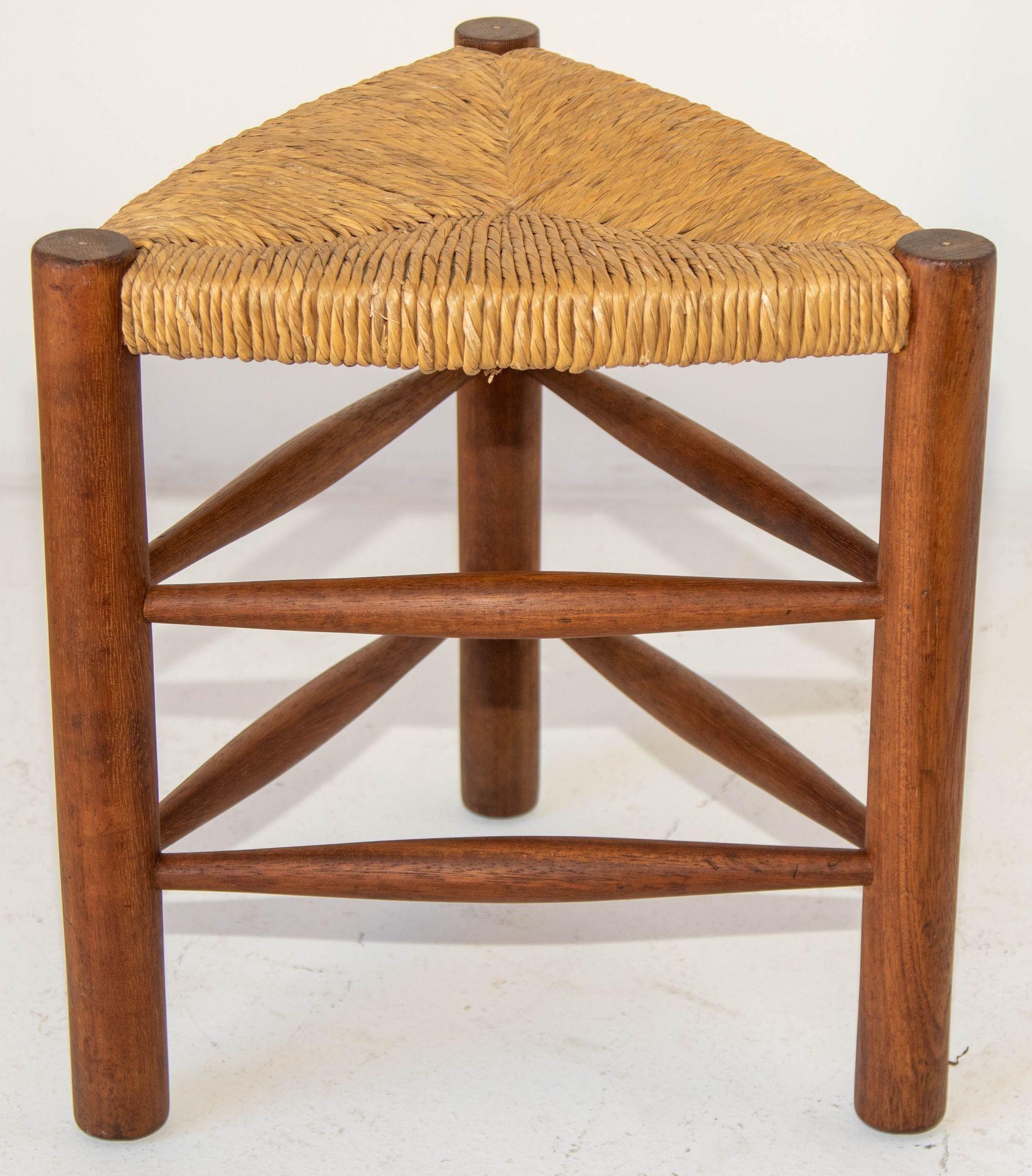 Vintage midcentury French wooden triangular stool with rush seat, circa 1950s.
Woven straw wooden stool on tripod legs, in good vintage condition and with a nice patina, the oak legs have been lightly waxed and refinished.
Typical example of the