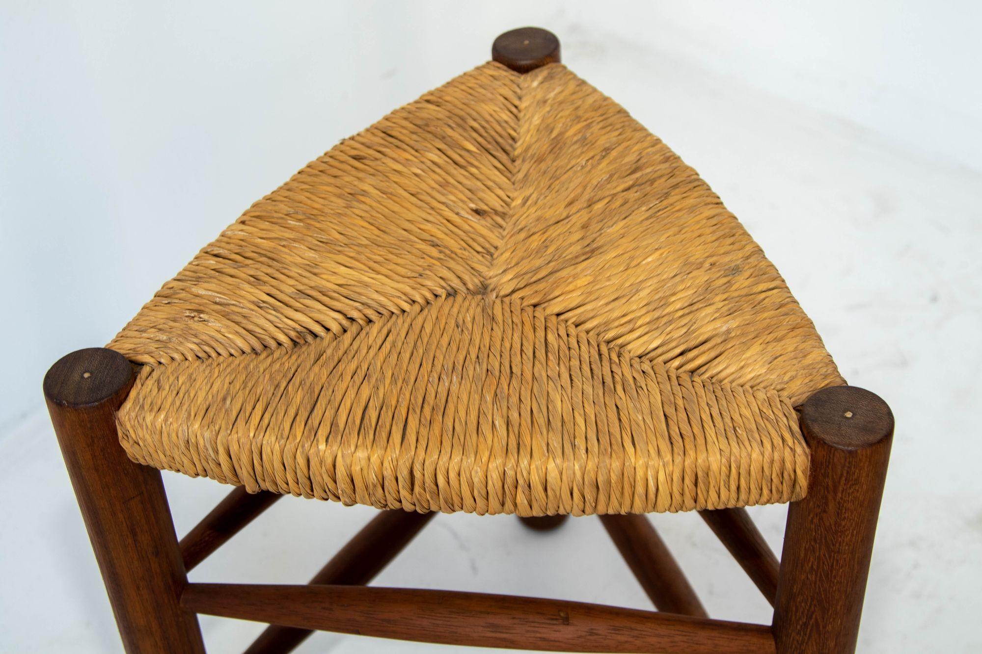 Französischer gewebter Dreibein-Holzhocker im Charlotte Perriand-Stil aus Binsen, 1950 (Moderne der Mitte des Jahrhunderts) im Angebot